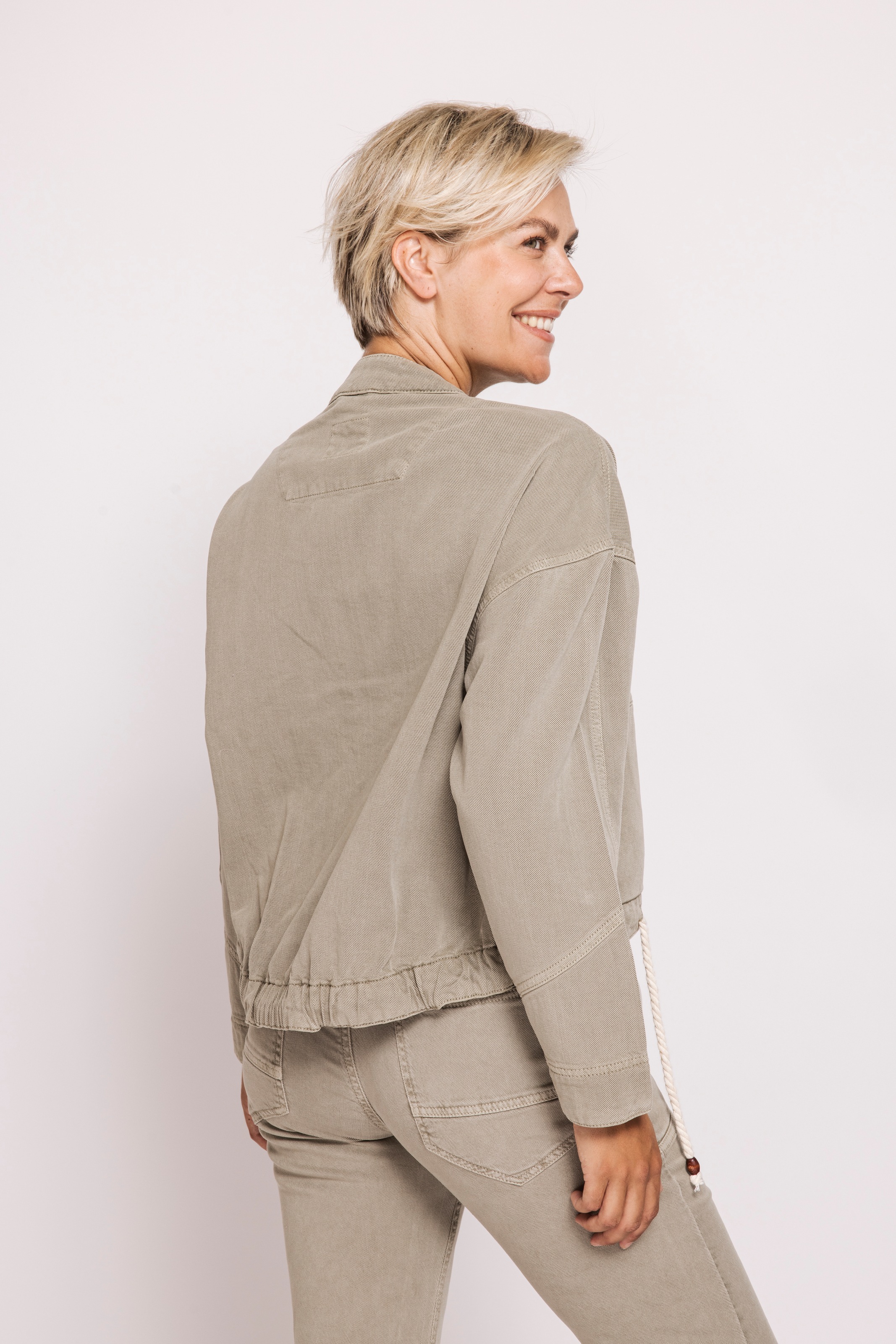 Zhrill Kurzjacke "ZHCALISTA" große Ziernähte, auffällige Knöpfe günstig online kaufen