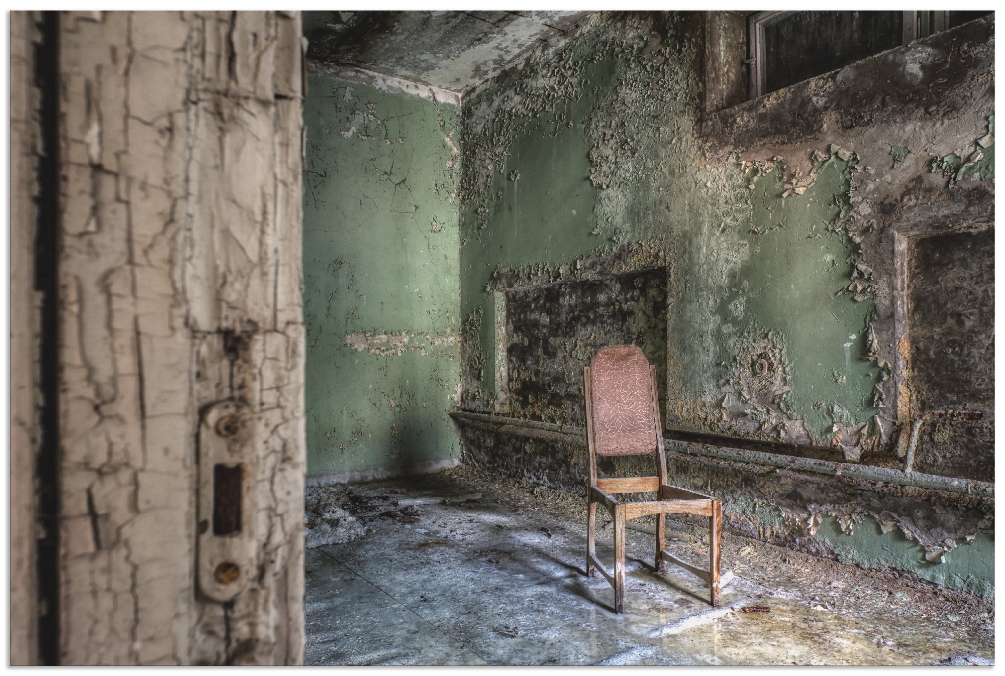 Wandbild »Lost Place - einsamer Stuhl«, Fenster & Türen, (1 St.), als Alubild,...
