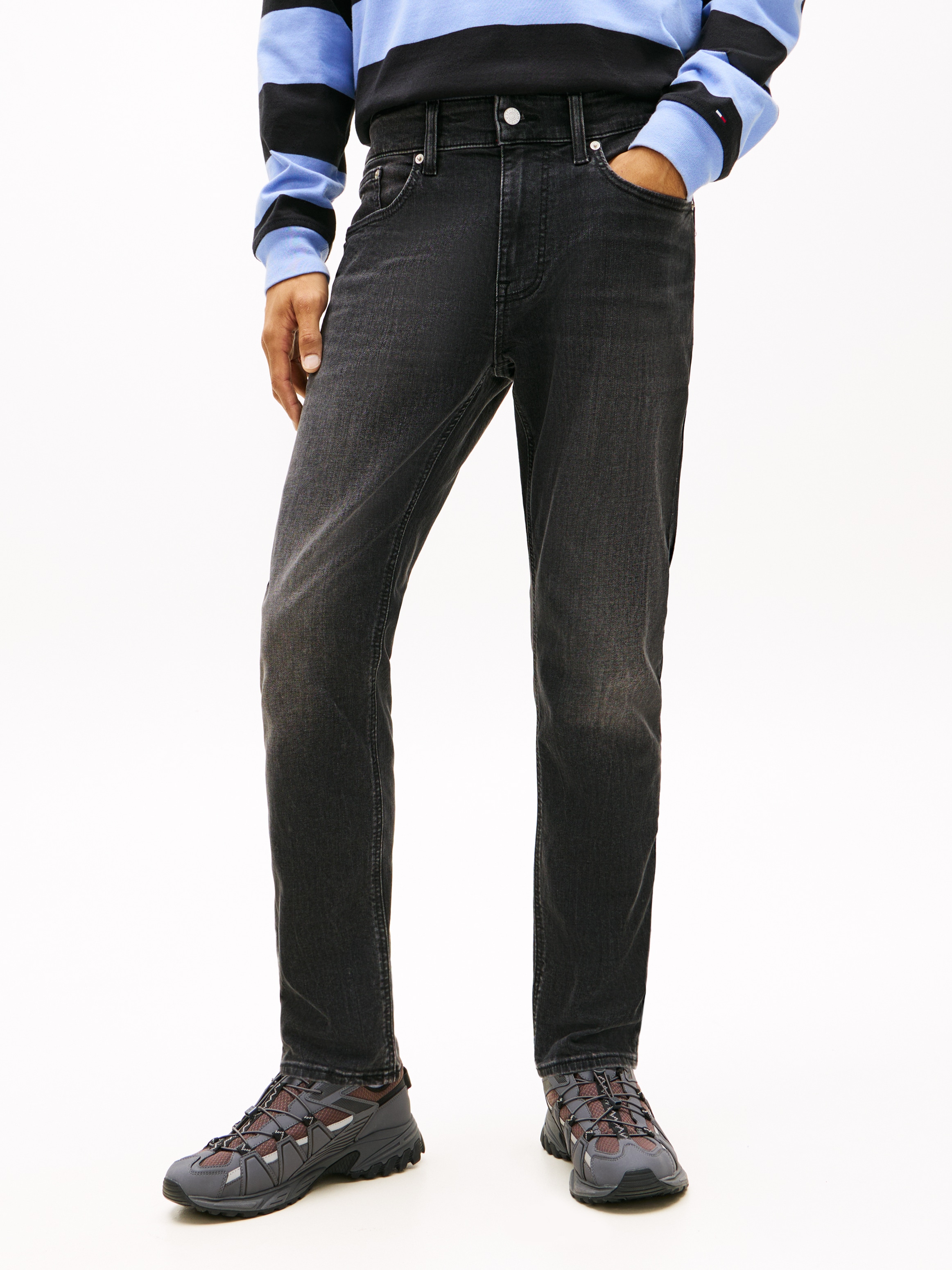 Tommy Jeans Tapered-fit-Jeans »Austim Slim Tapered«, mit Logostickereien