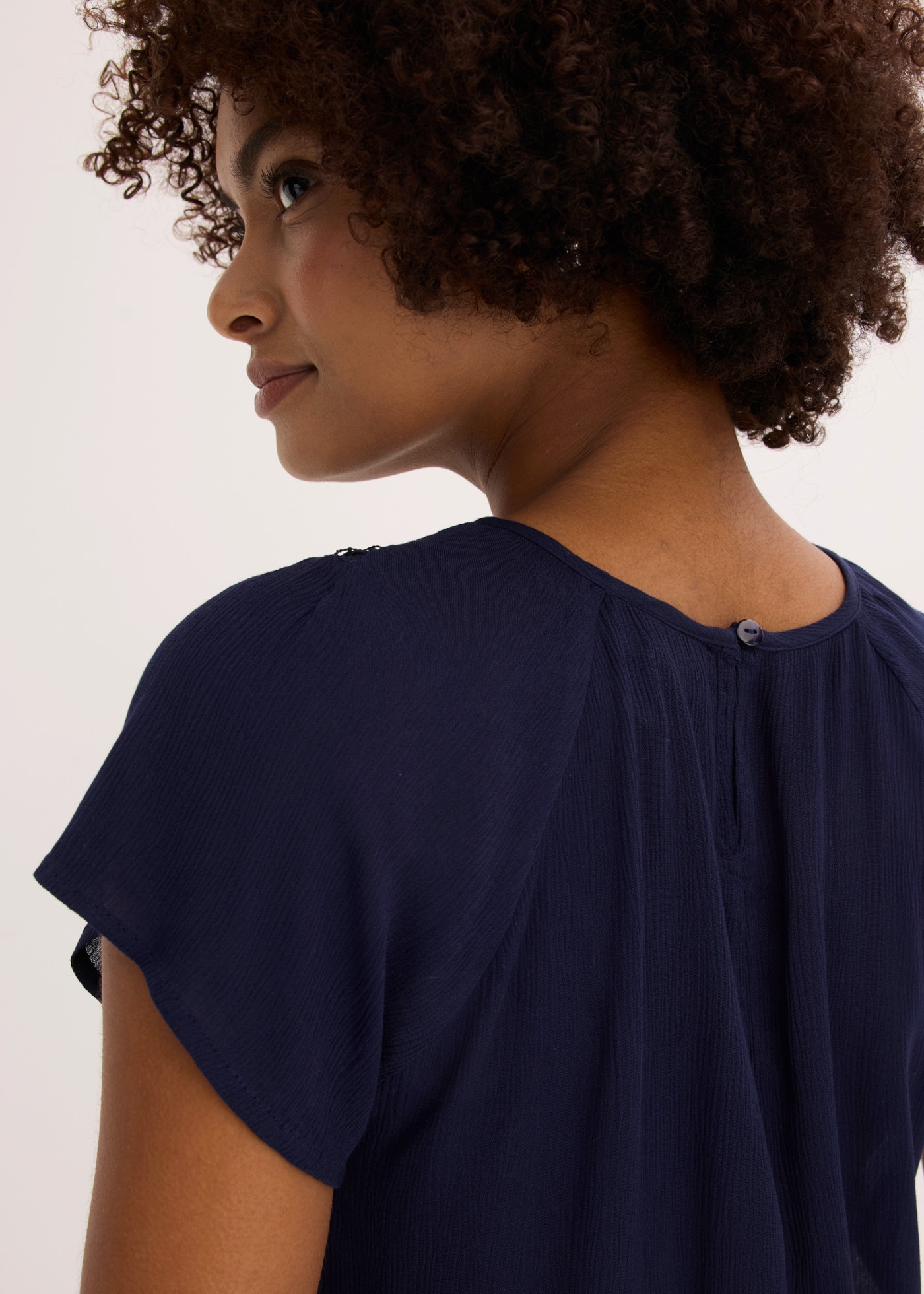 bonprix Kurzarmbluse »Bluse aus reiner Viskose« bequeme Passform, Crêpe aus Viskose, mit tollem Spitzeneinsatz