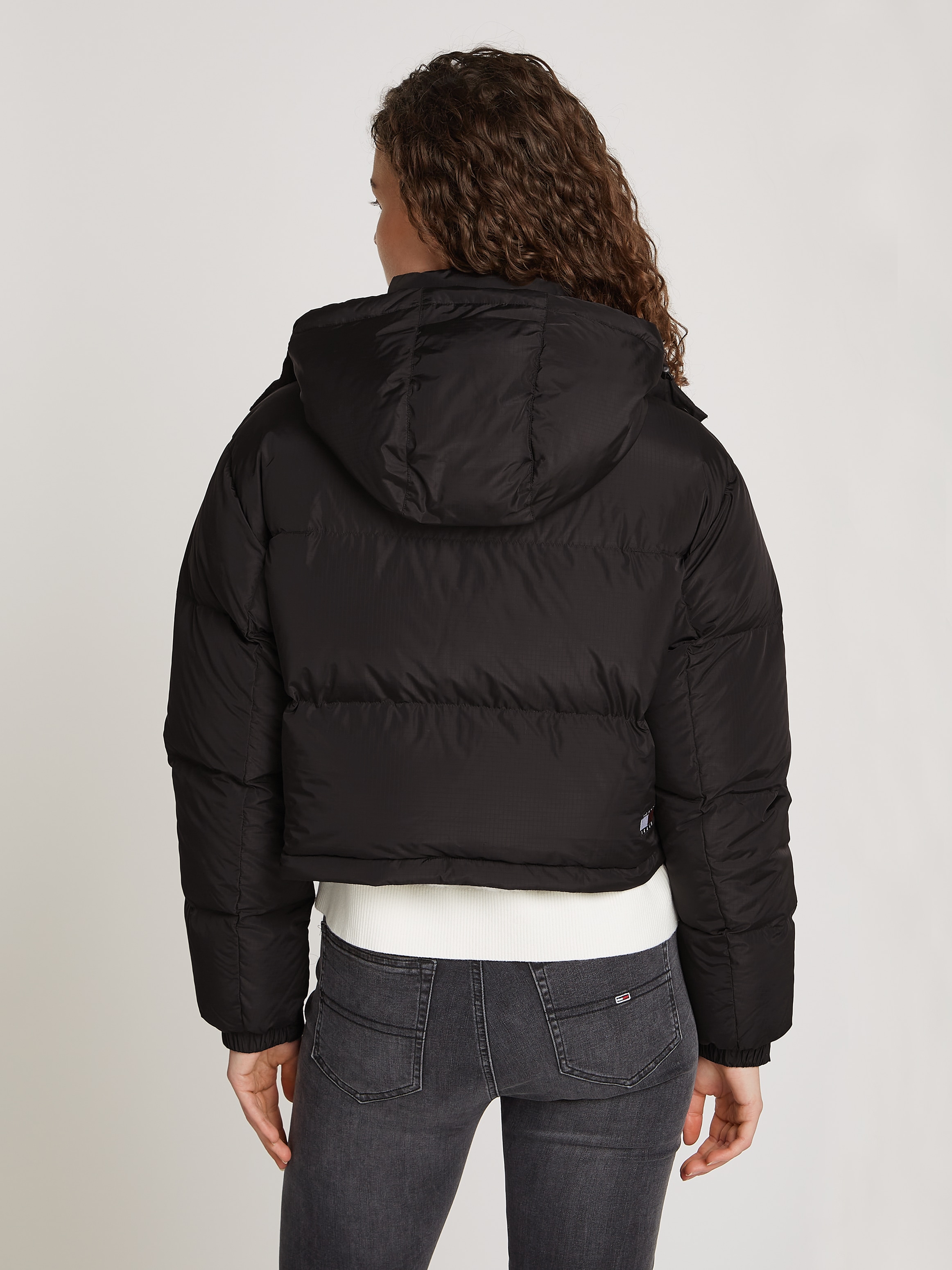 Tommy Jeans Steppjacke "TJW CRP ALASKA PUFFER", mit Kapuze, mit Logosticker günstig online kaufen