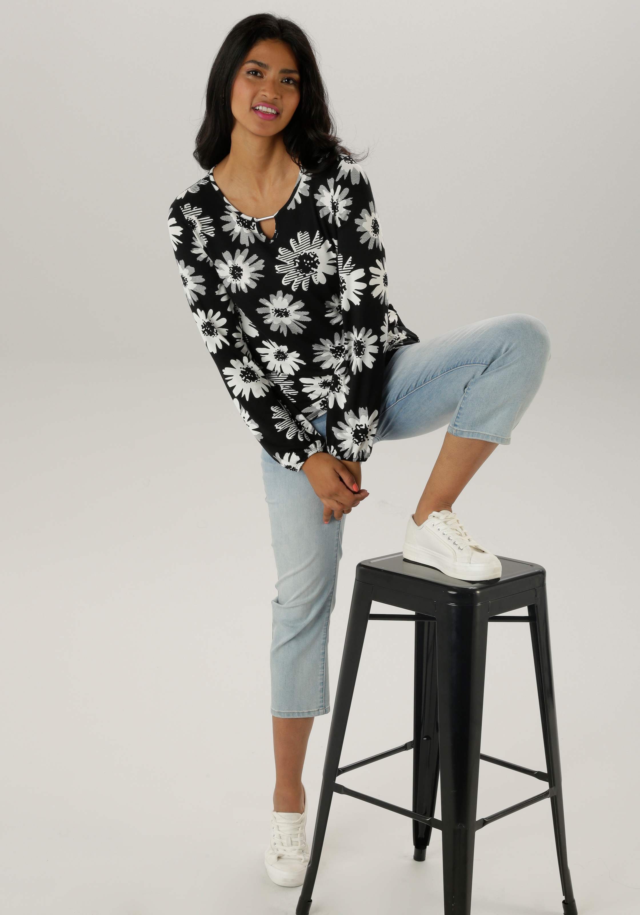 Aniston SELECTED Langarmshirt, mit Cut-out und phantasievollem Blumenmuster - NEUE KOLLEKTION