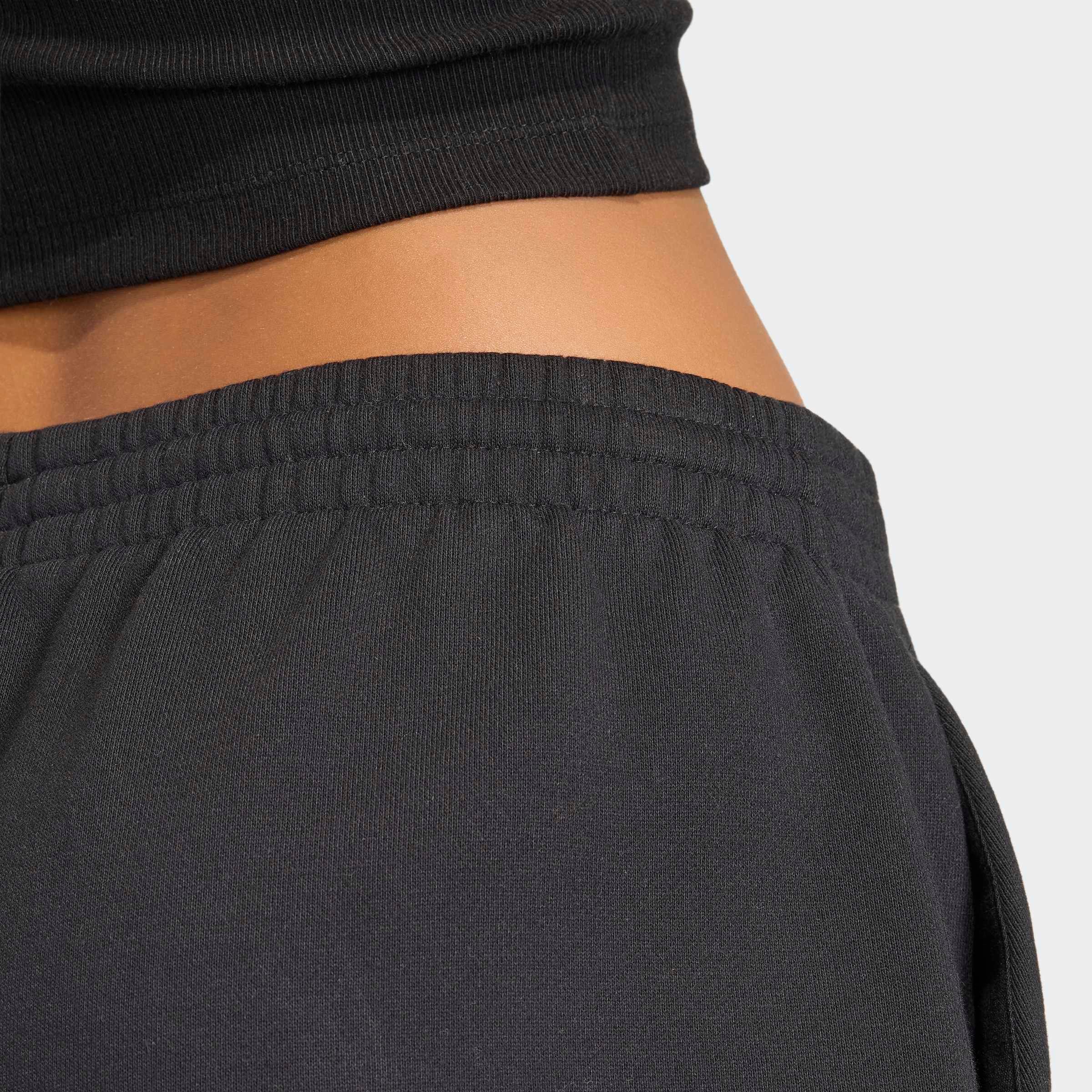 adidas Originals Shorts »ESS FL«  mit engem Schnitt, aus Baumwolle und Polyester