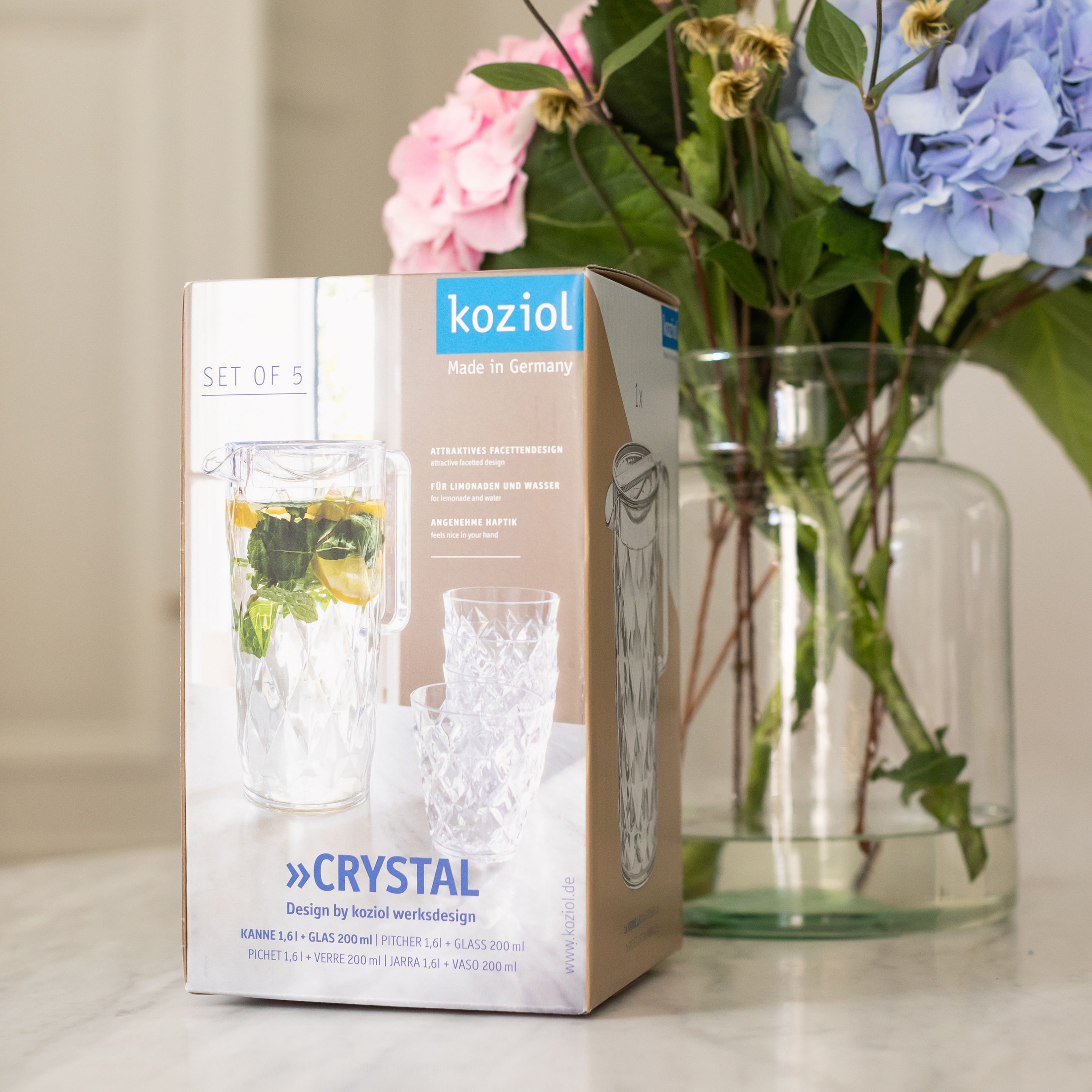 KOZIOL Kanne »CRYSTAL«, 1,6 l, (Set, 5 St.), spülmaschinenegeeignet, 100% recycelbar, 1 Kanne 1,6L+ 4 Becher 250ml