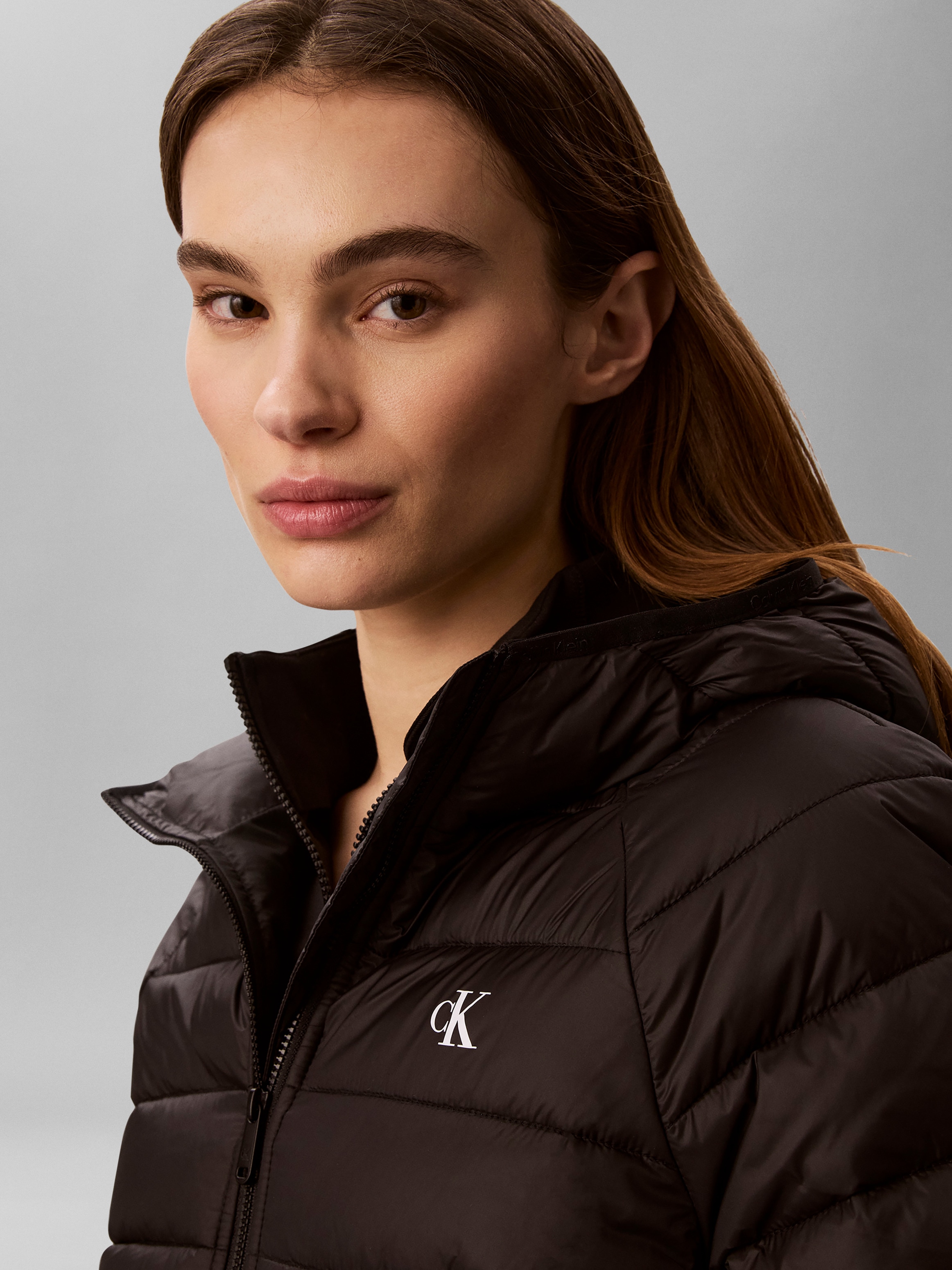 Calvin Klein Jeans Steppjacke »ULW SHORT CK PACKABLE PUFFER JAC« mit Kapuze in kurzer Passform