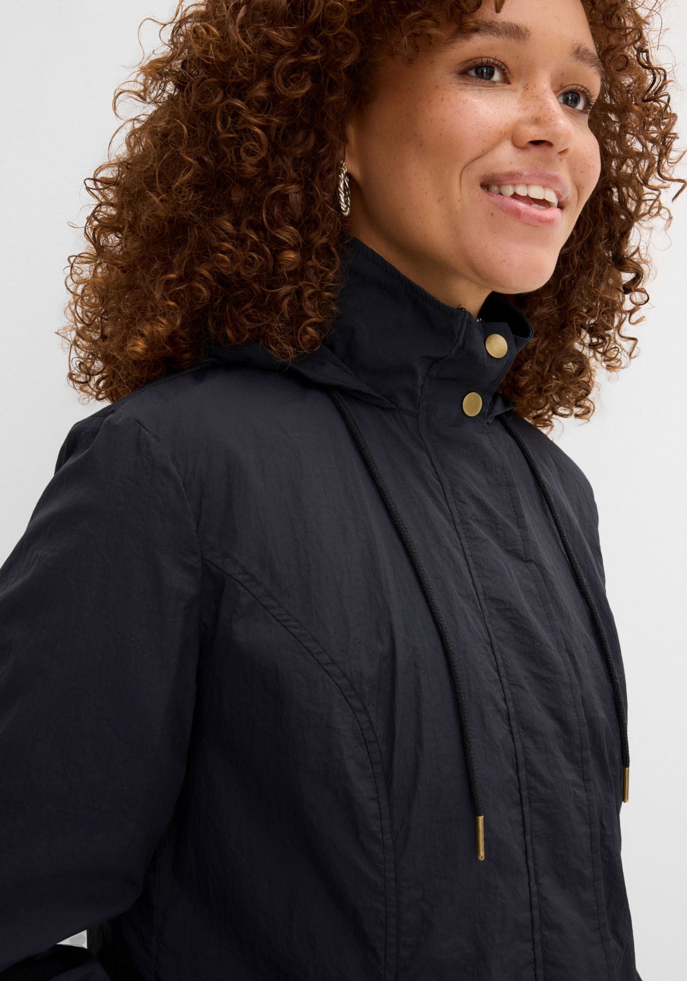 bonprix Allwetterjacke mit Kapuze sportlicher Stil, leichter Parka mit Kapuze, mit seitlichen Taschen