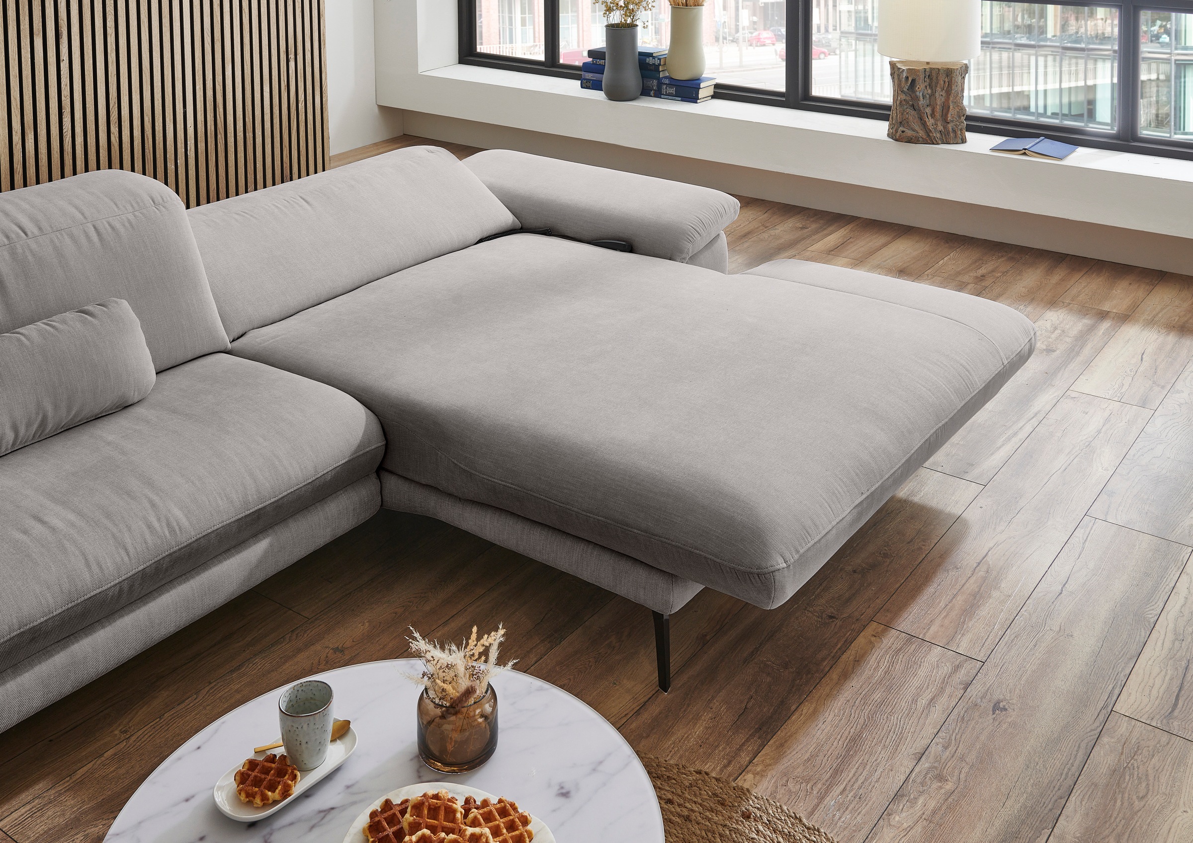 Die PlanBar Ecksofa »MP-IN22025 L-Form«, mit Kopfteilverstellung, wahlweise mit motorischem Canape