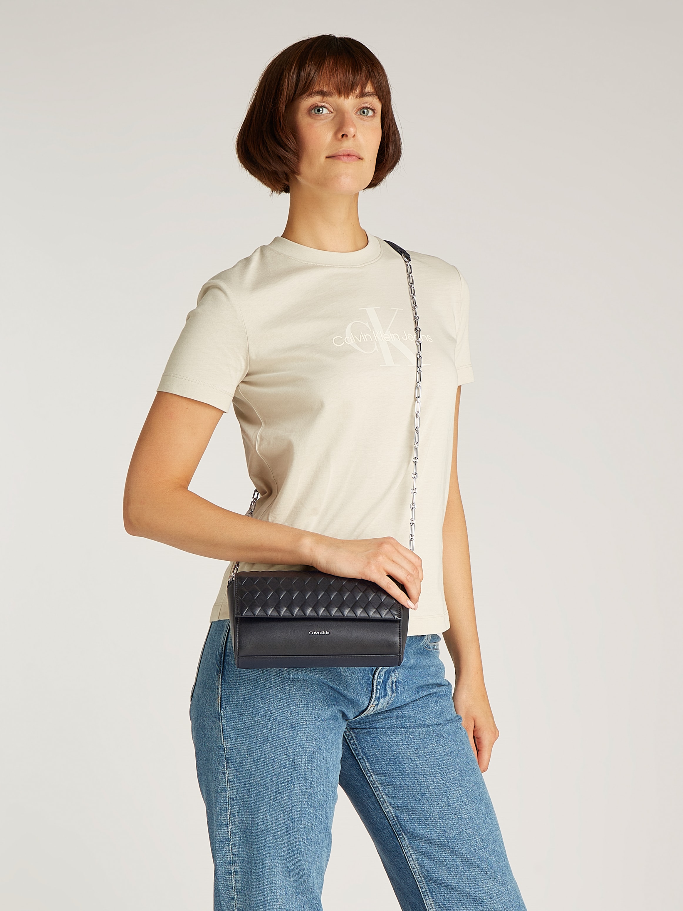Calvin Klein Schultertasche »MINI QUILT CHAIN MINI CROSSBODY«, Abendtasche, Clutch, Damen-Umhängetasche mit Ketten-Schulterriemchen