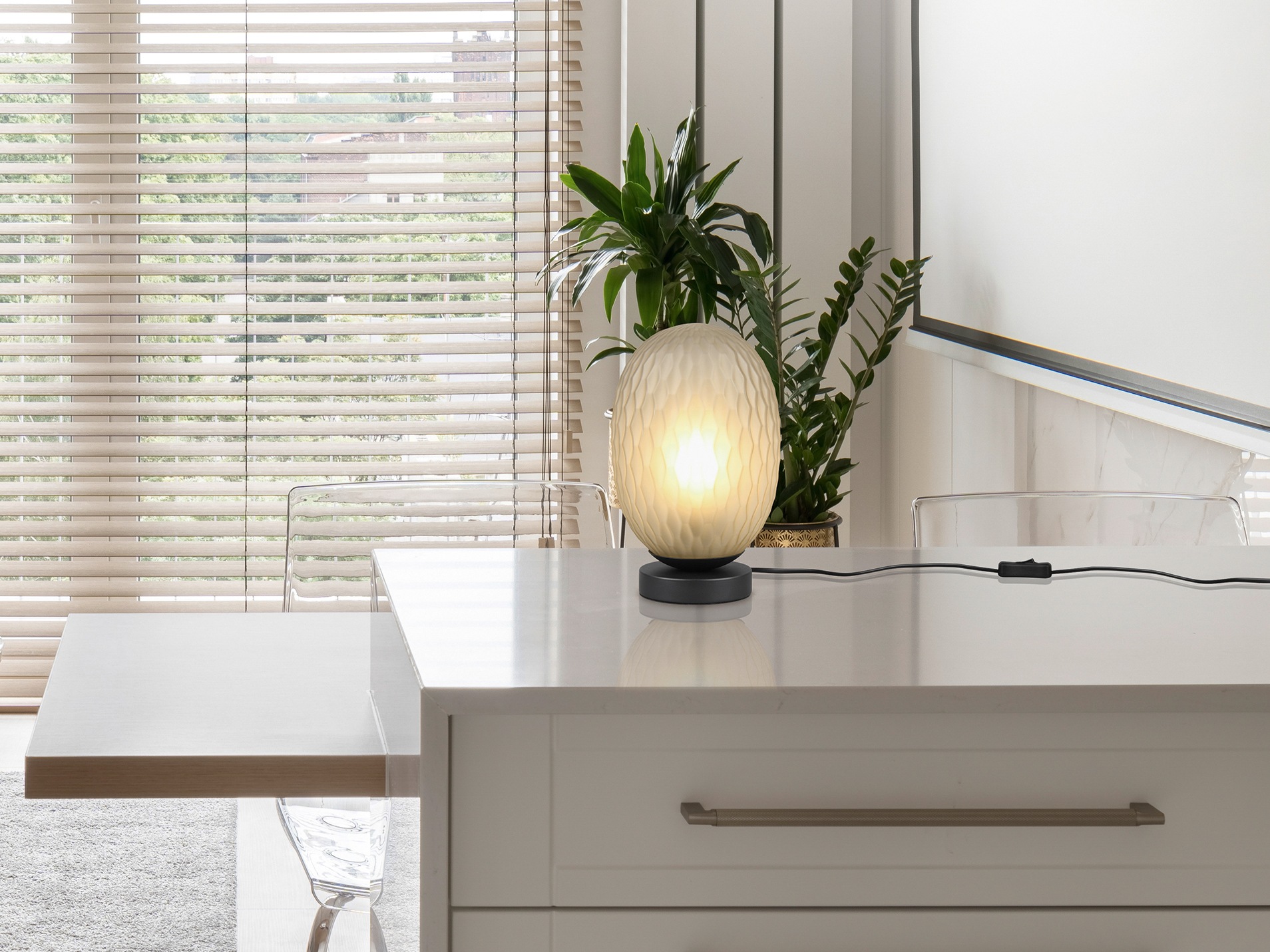 TRIO Leuchten Tischleuchte »FACETTE, Nachttischlampe mit Glas-Schirm Ø 18cm, Schnurschalter« E27 1 Stk. warmweiß - kaltweiß exkl. Leuchtmittel 1x E27 max 25W, Höhe 29cm, Tischlampe Schlafzimmer