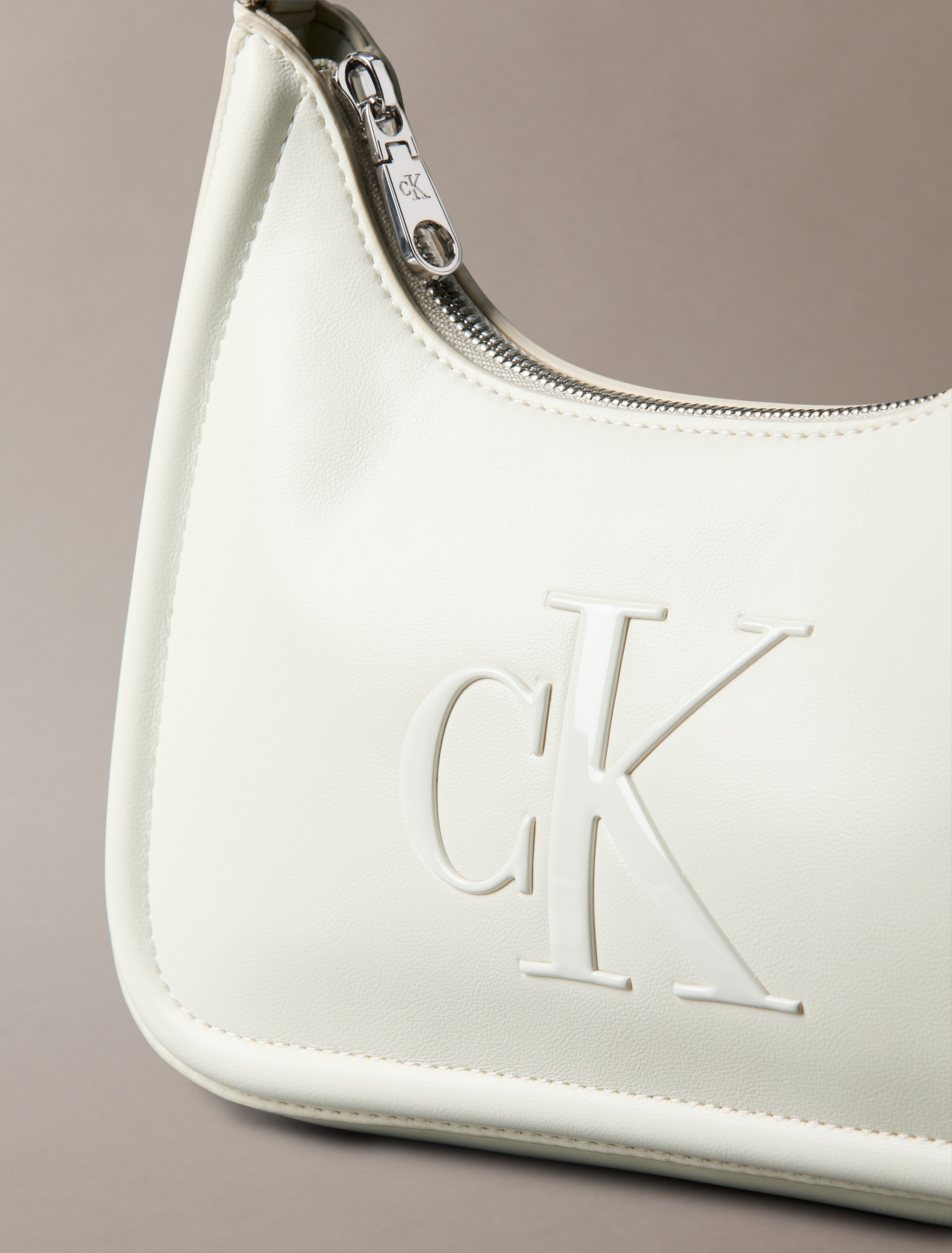 Calvin Klein Schultertasche »RAISED CK SMALL SHOULDER BAG« Henkeltasche, Damen-Handtasche, Umhängetasche mit CK-Logo