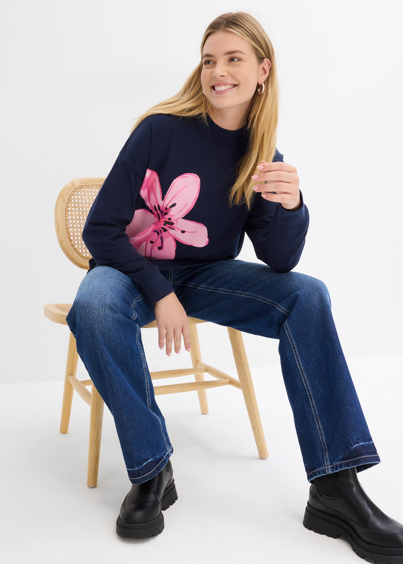 bonprix Sweatshirt , Oversize-Passform, mit großem Blumendruck
