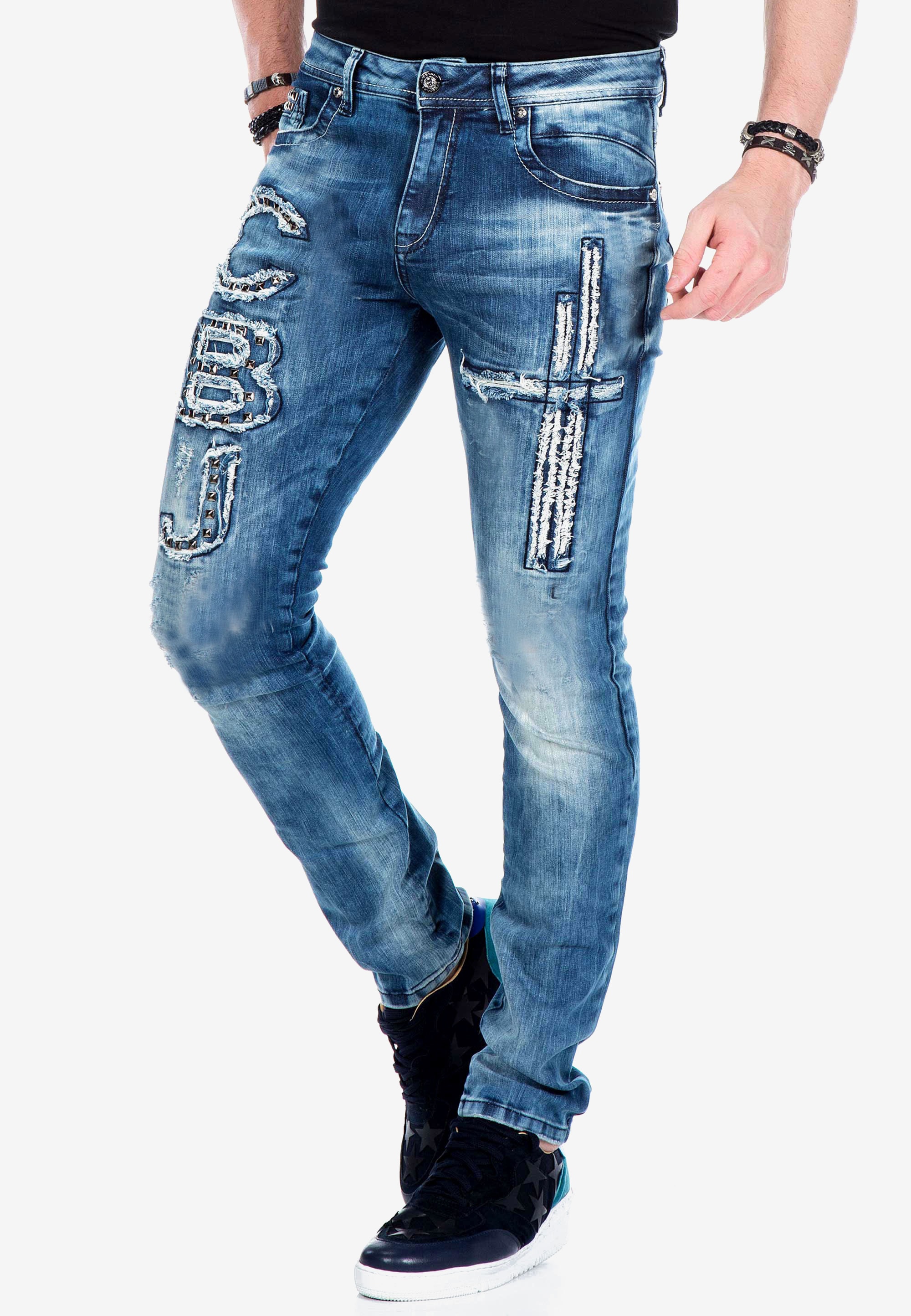 Slim-fit-Jeans, mit Nieten und Aufnäher in Straight Fit