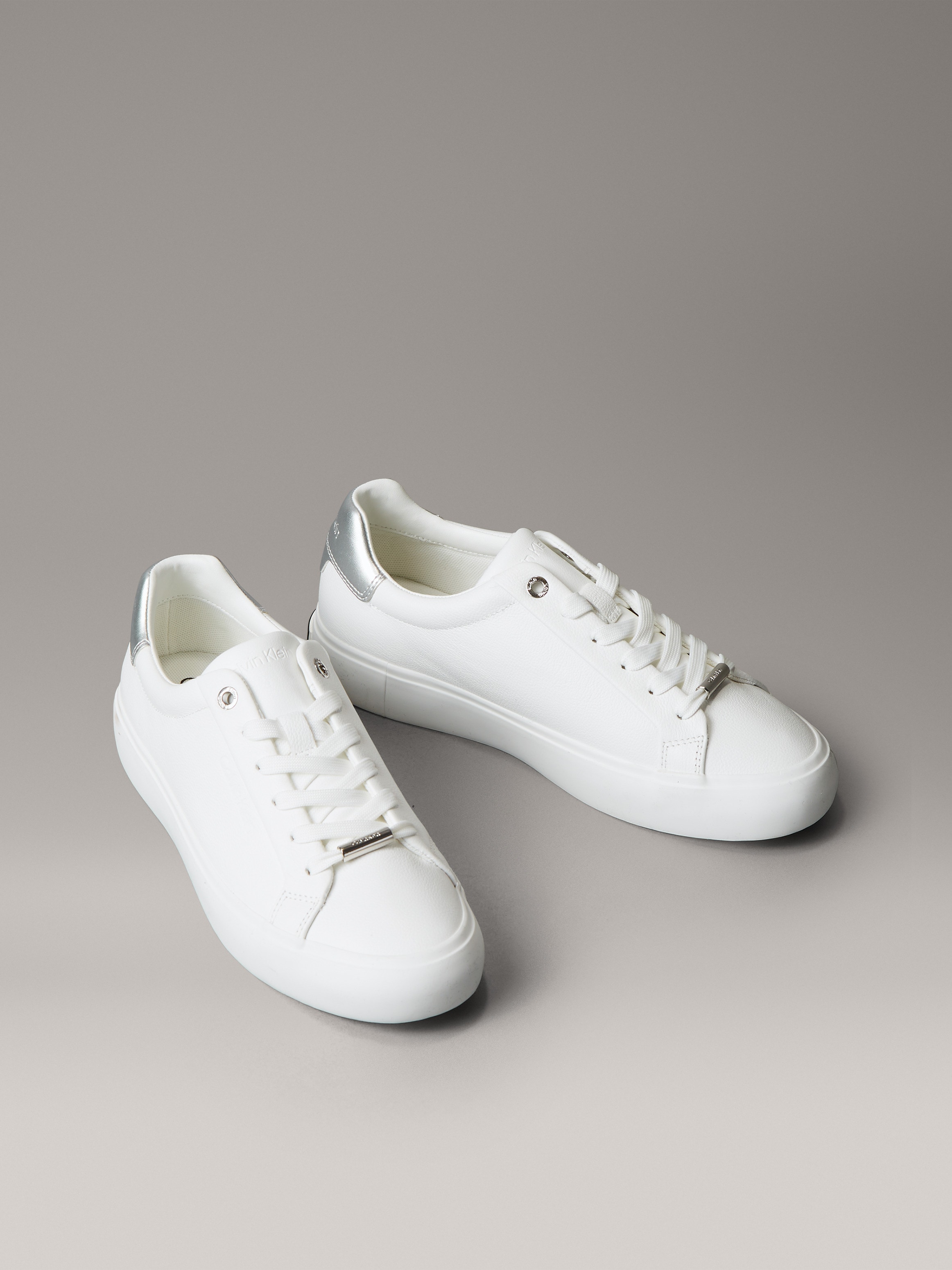 Calvin Klein Sneaker "LACE UP SNEAKER W/SILVER BT CK", Schnürschuh, Halbsch günstig online kaufen