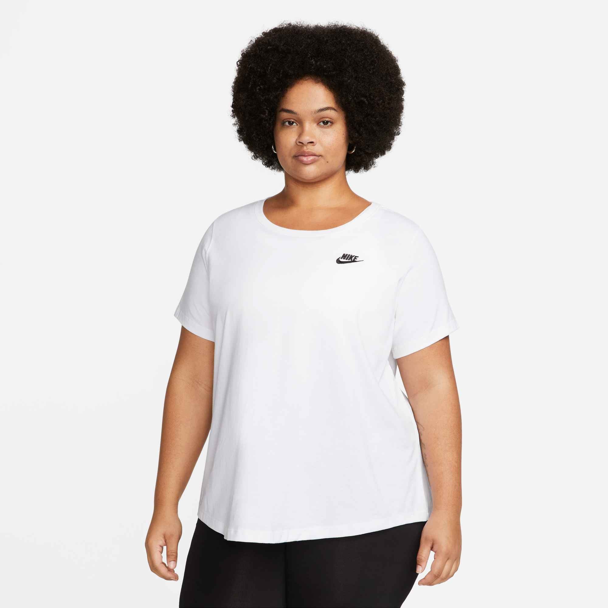 Nike Sportswear T-Shirt »CLUB ESSENTIALS WOMEN'S T-SHIRT (PLUS SIZE)« etwas weiterer Schnitt, kürzere Länge am Body, sportlicher Stil