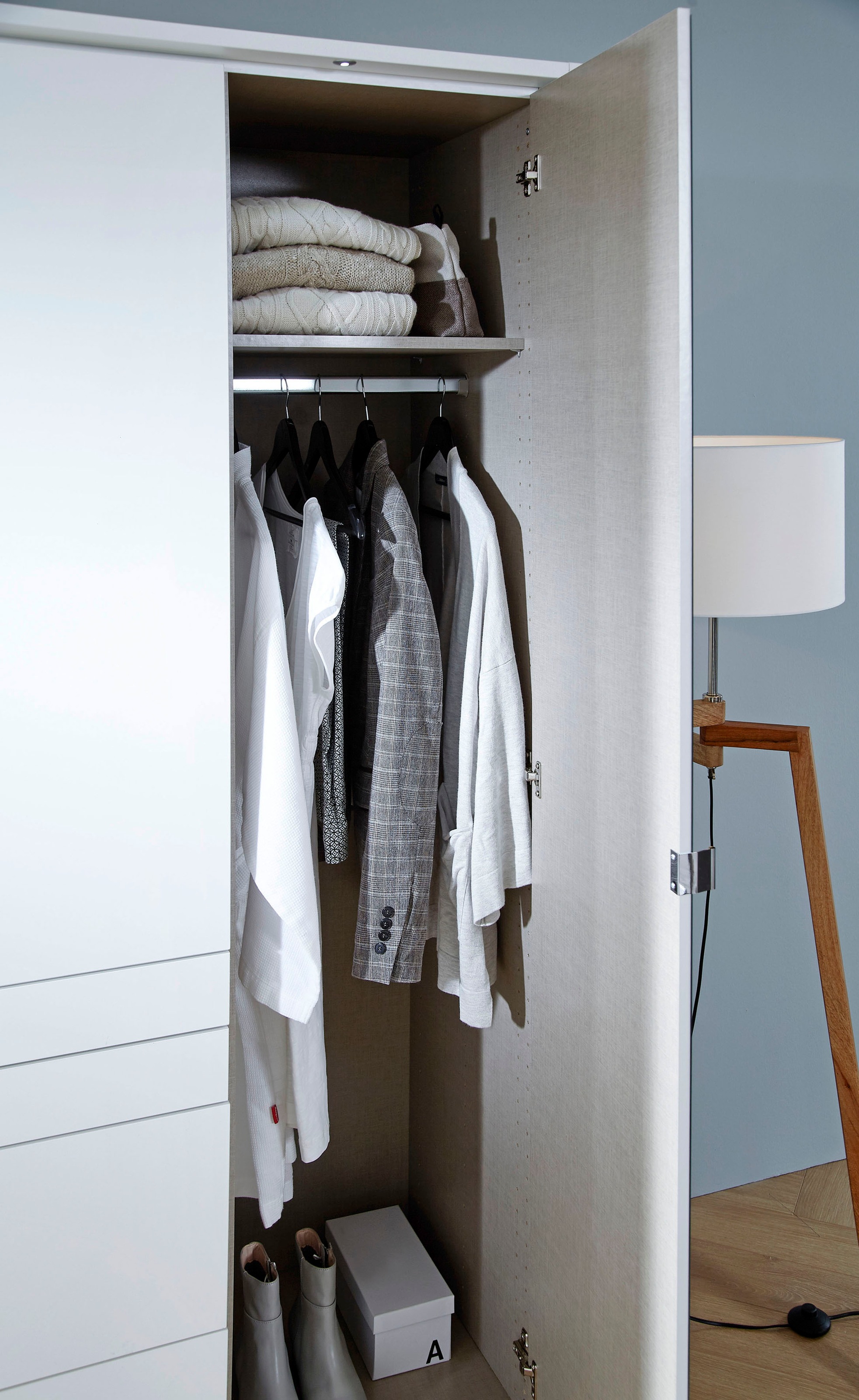 rauch Drehtürenschrank »Kleiderschrank Schrank Garderobe Garderobenschrank Topseller HOMBURG«, inkl. Passepartout, oberer Schubkasten mit Einteilung MADE IN GERMANY