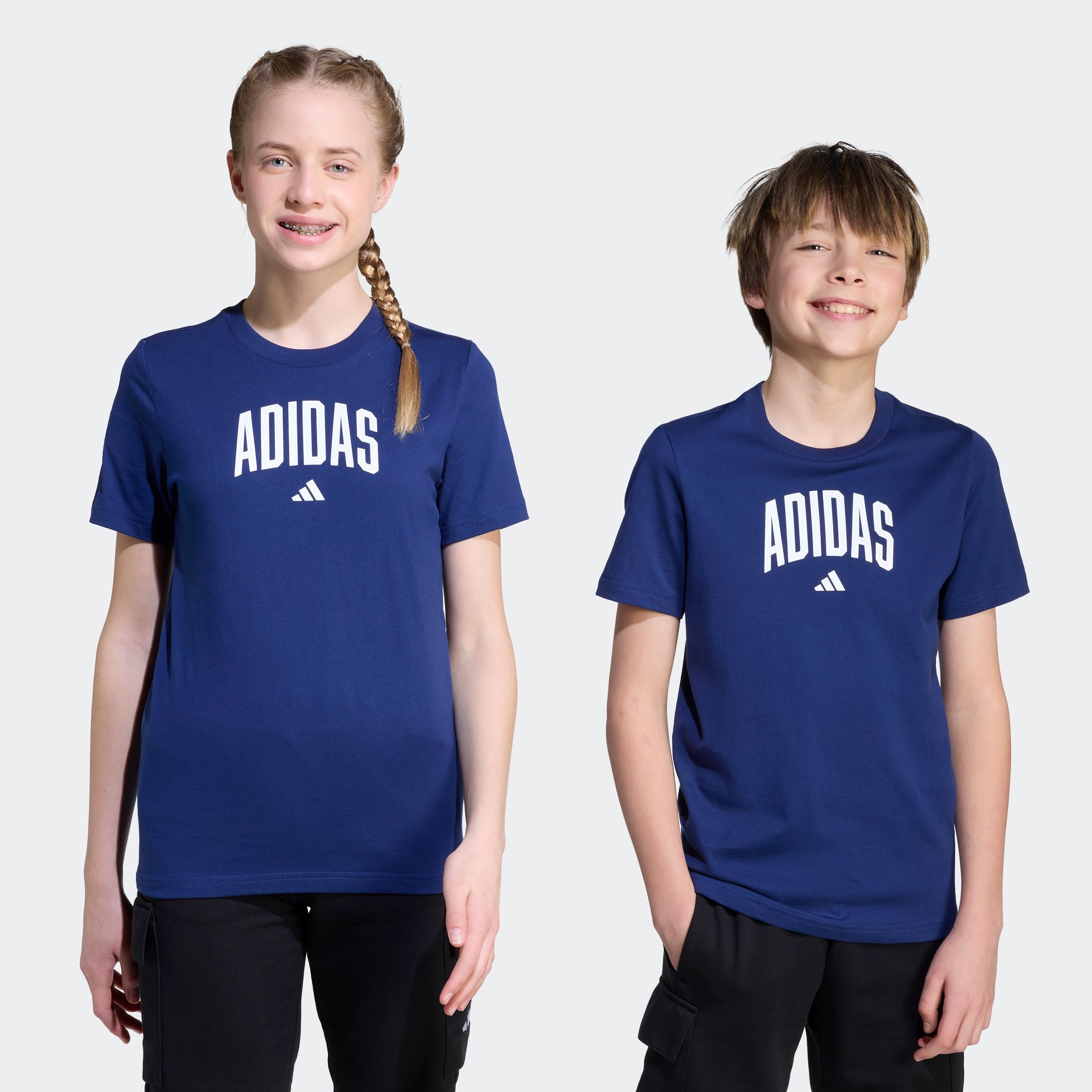 adidas Sportswear "COLLEGIATE GRAPHIC KIDS" für Kinder, mit grafischem Design, aus Baumwolle