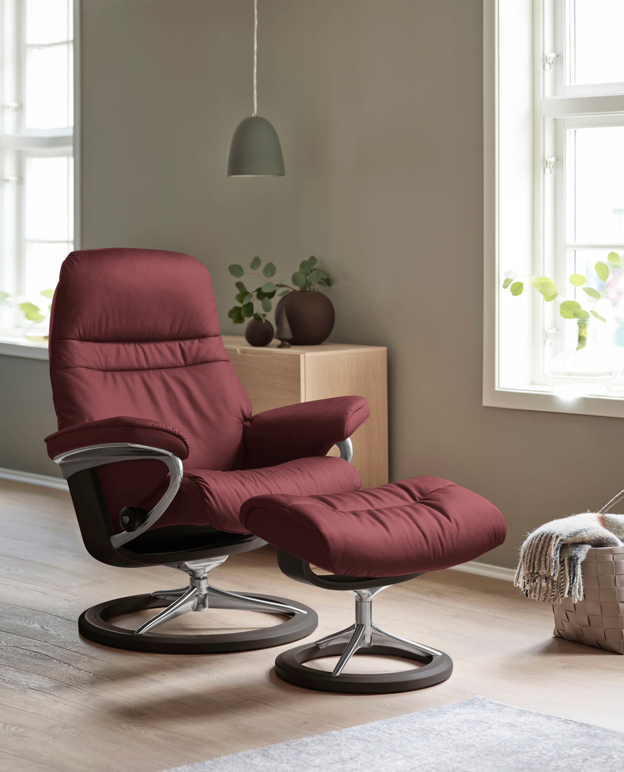 Thumbnail - Stressless "Sunrise" Relaxsessel mit Hocker, mit Signature Base, Größe S, Gestell Wenge, in 2 Lederqualitäten lieferbar
