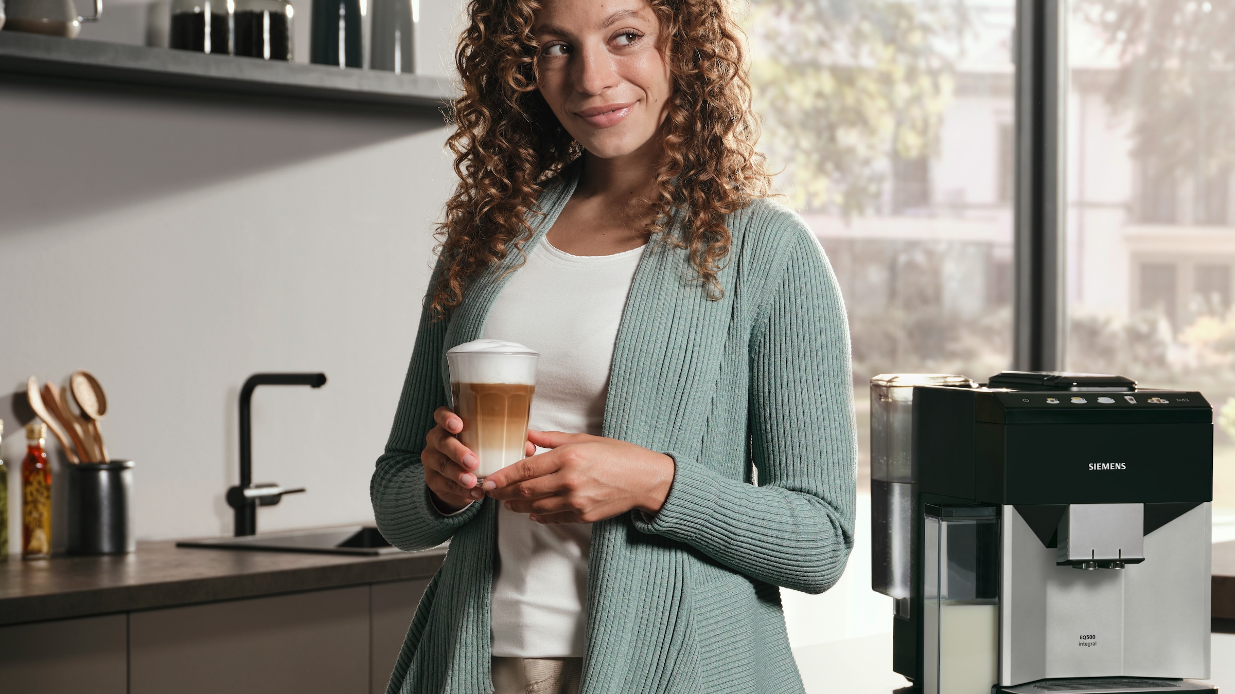 SIEMENS Kaffeevollautomat »EQ500 integral TQ513D01, viele Kaffeespezialitäten, OneTouch-Funktion«, integrierter Milchbehälter, automat. Dampfreinigung, daylight silber