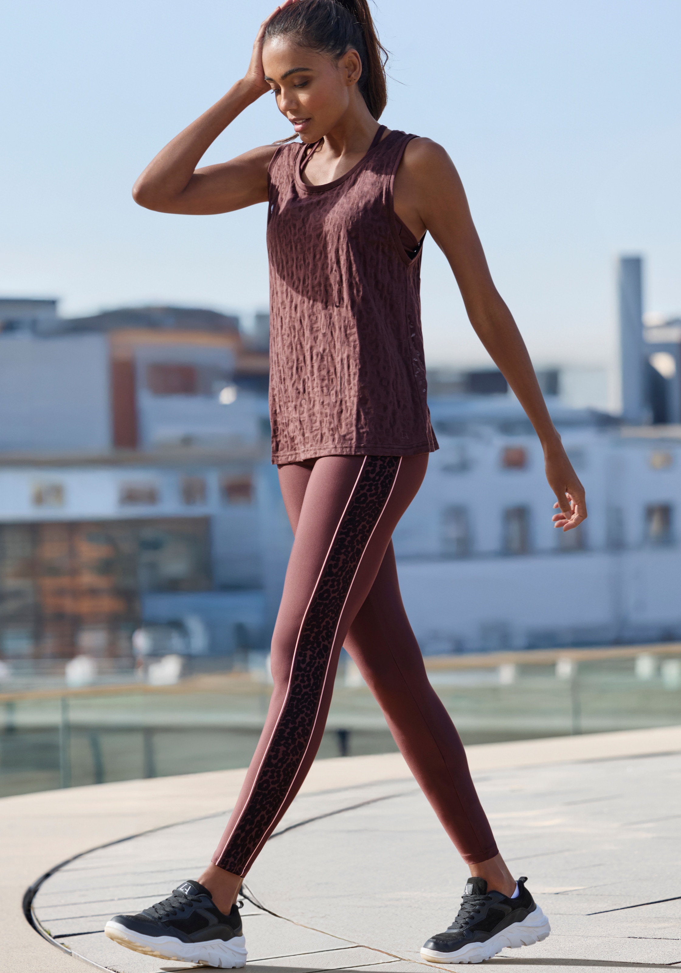 LASCANA ACTIVE Funktionsleggings, mit seitlichen Kontrast-Pipings