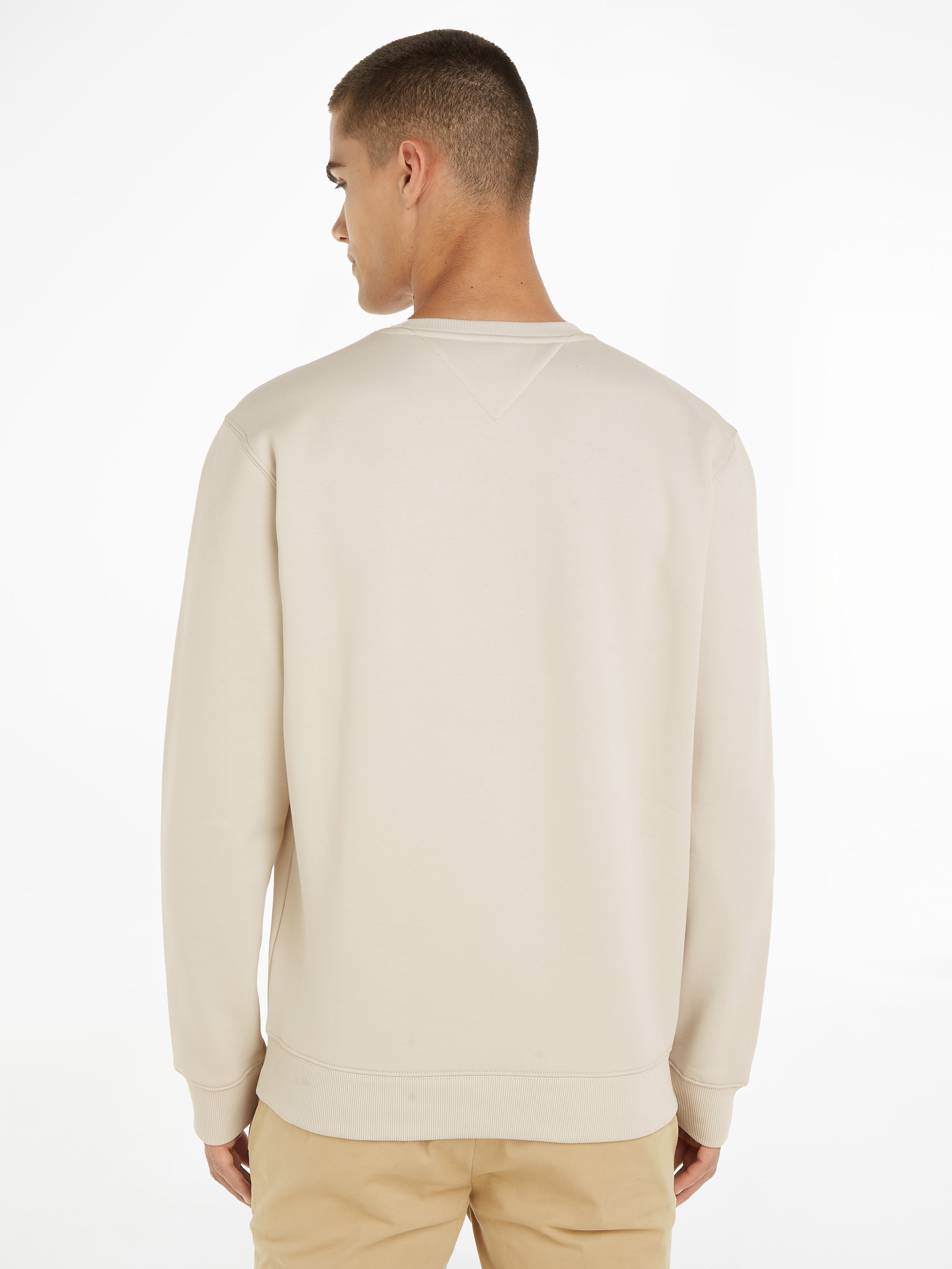 Tommy Jeans Sweatshirt »TJM C der Brust BAUR | NECK«, Markenlogo für mit REGULAR FLEECE ▷ auf