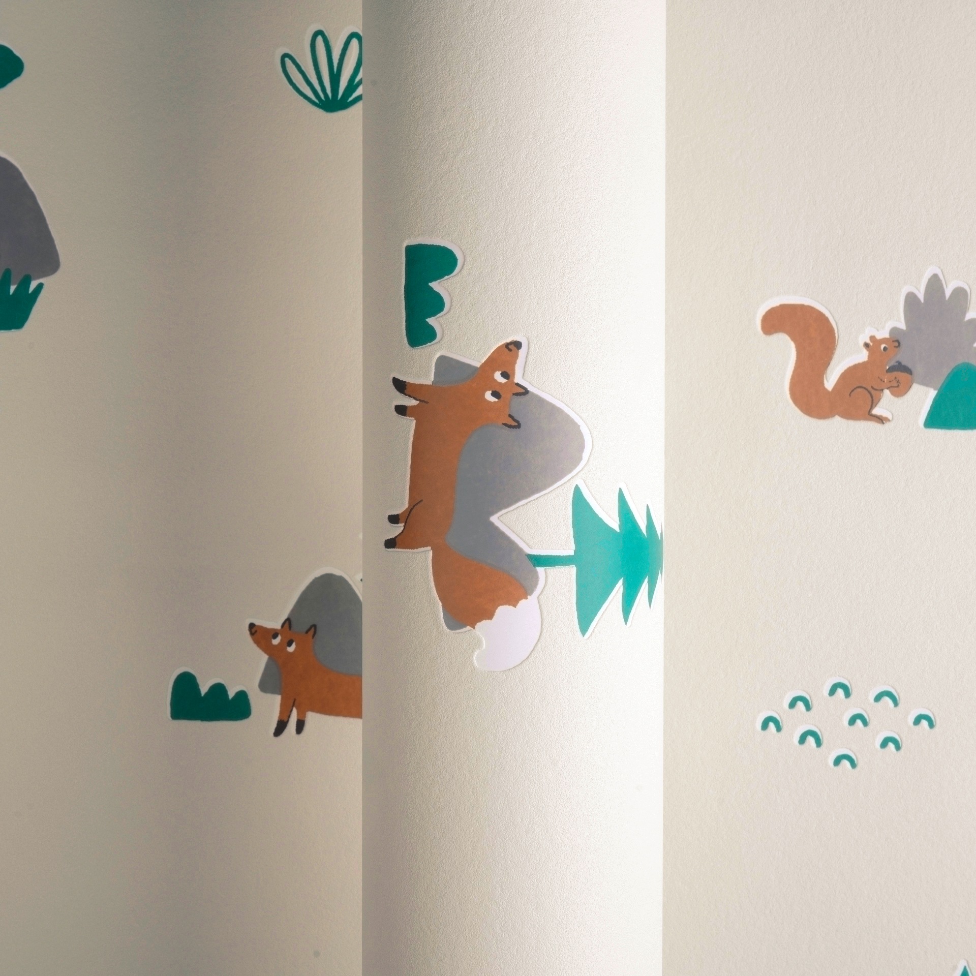 living walls 1100000002199 »Kids Studio Waldtiere – Vliestapete für Kinder« Wald | grafisch | naturalistisch glatt Fuchs, Reh und Eichhörnchen im modernen Scandi-Look