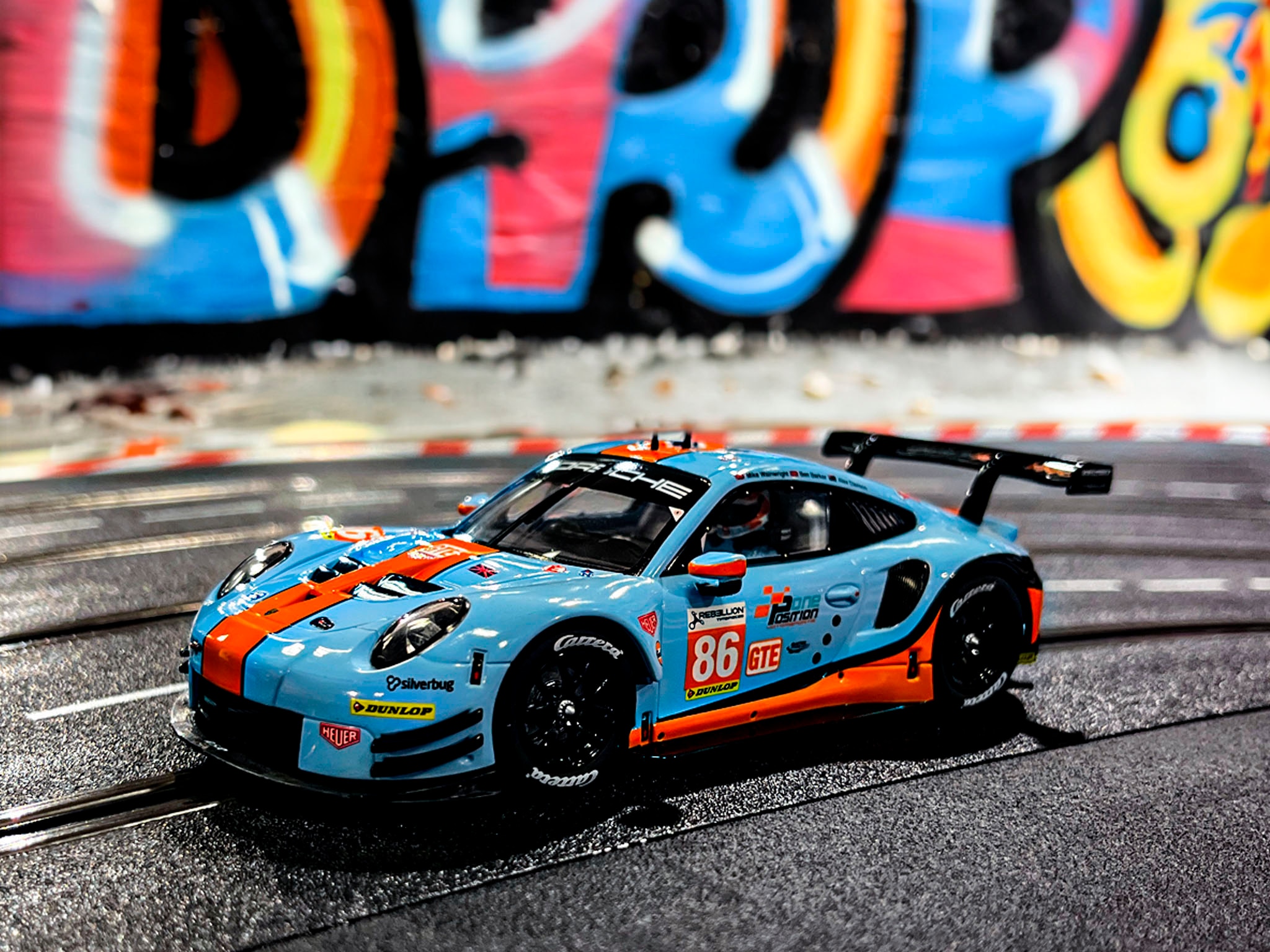 Carrera® Rennbahn-Auto »Porsche 911 RSR "Gulf Racing, Mike Wainwright, No.86"«, Silverstone 2018; mit Lichteffekt
