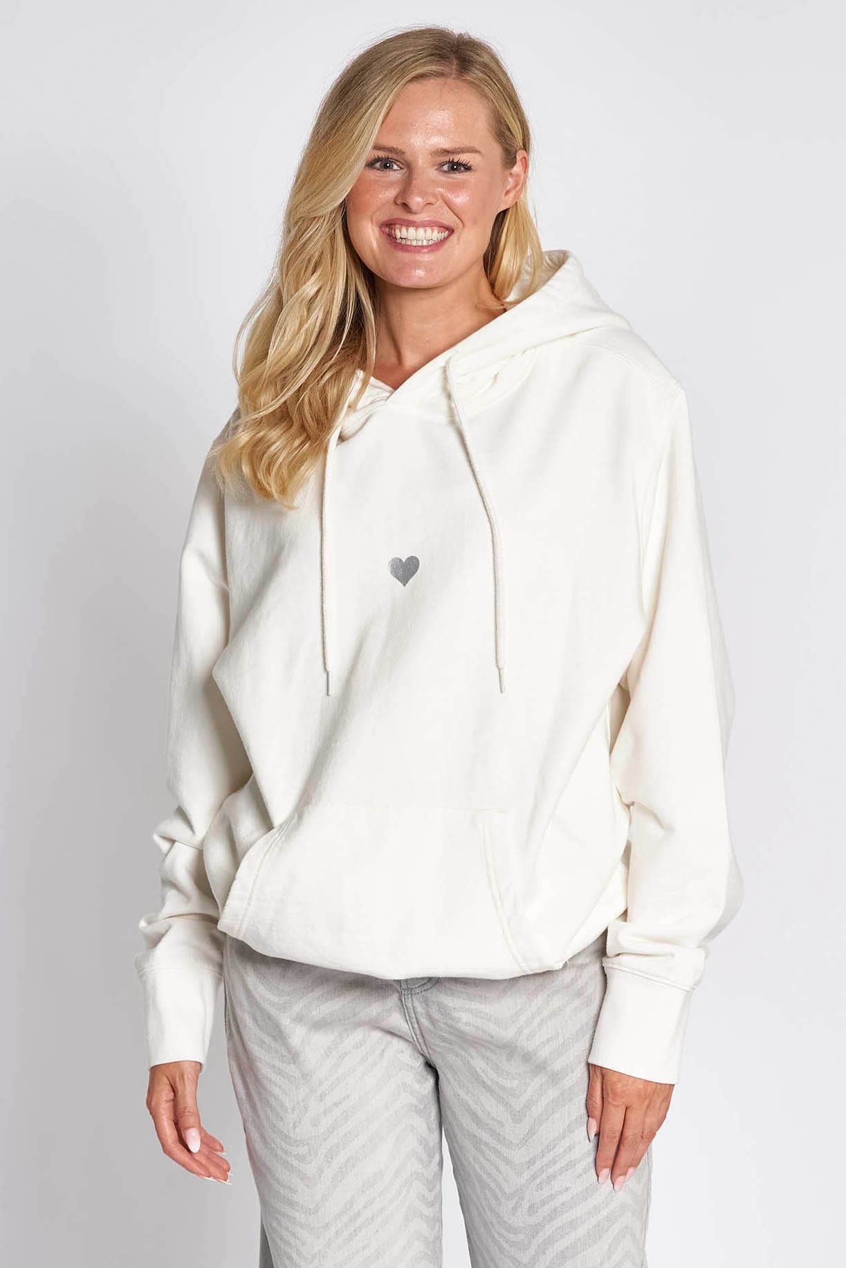 Zhrill Kapuzensweatshirt "ZHILLI" mit Herz-Print und Kängurutasche günstig online kaufen