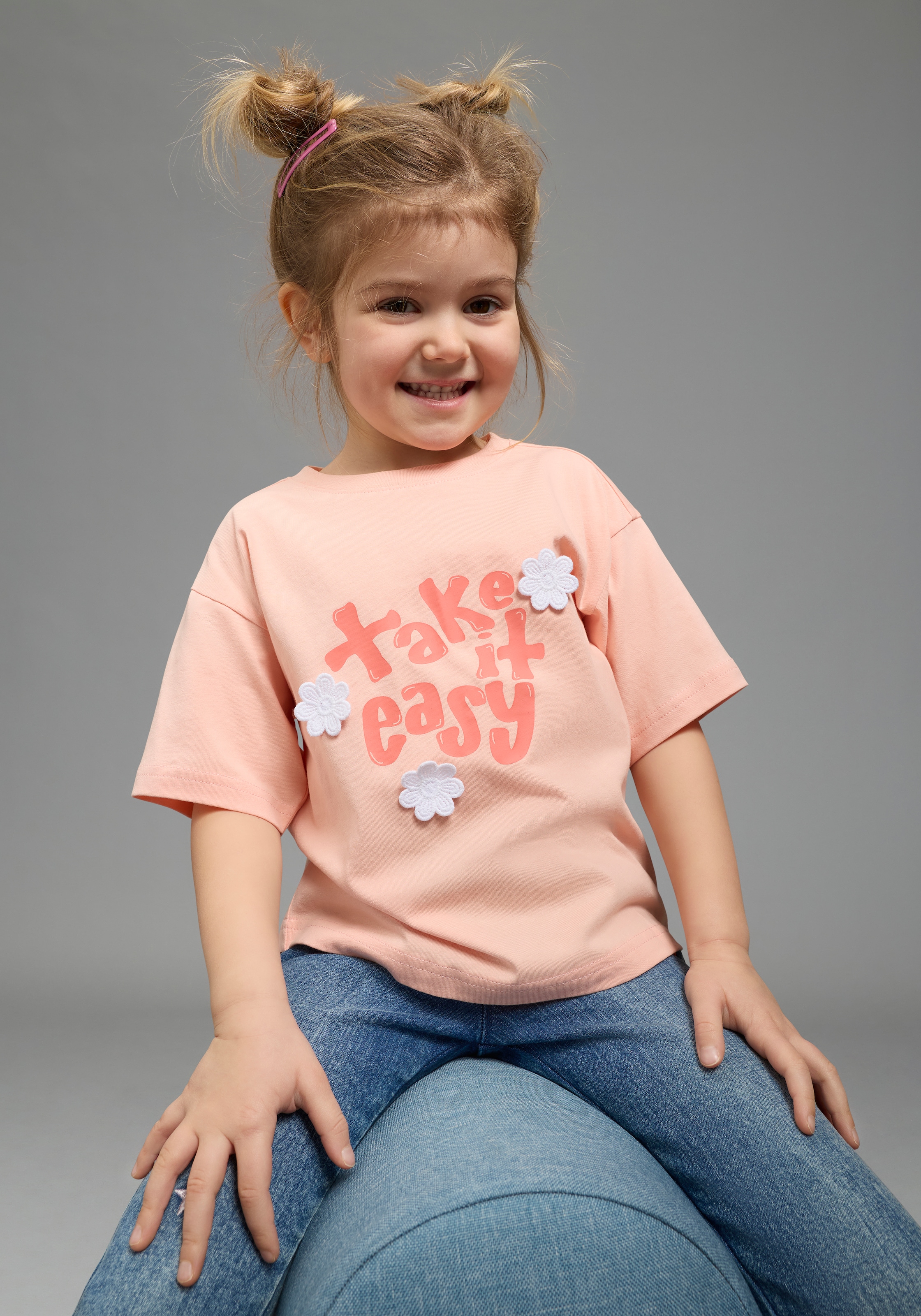 KIDSWORLD T-Shirt »mit süßen Druck und Häckelblumen« lässige Passform, Kurzarm, geblümt, mit Häkelapplikation