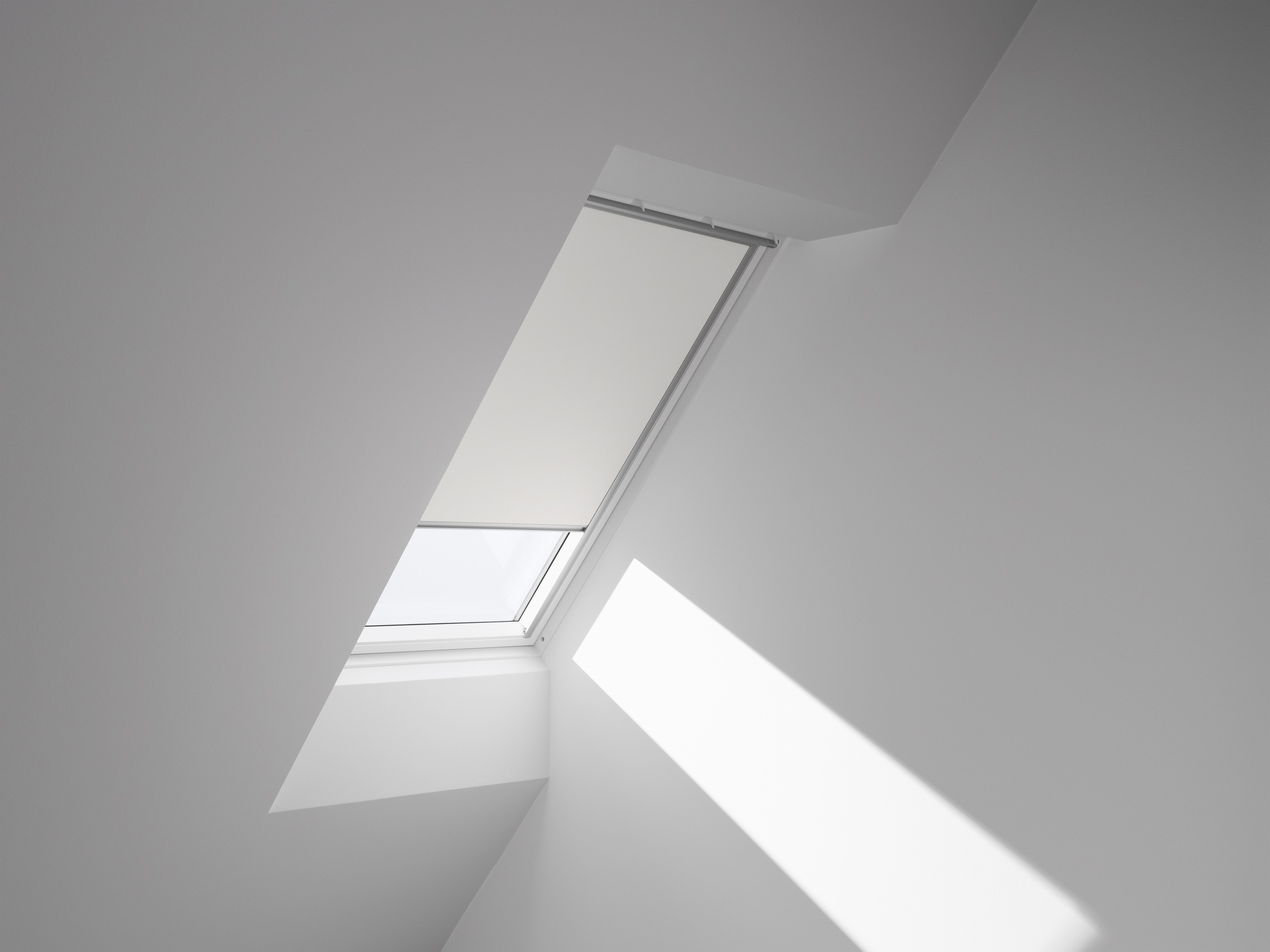 VELUX Verdunklungsrollo "DKL M08 1025S" verdunkelnd Verdunkelung ohne Bohren in Führungsschienen alufarbene Führungsschienen & Griffleiste