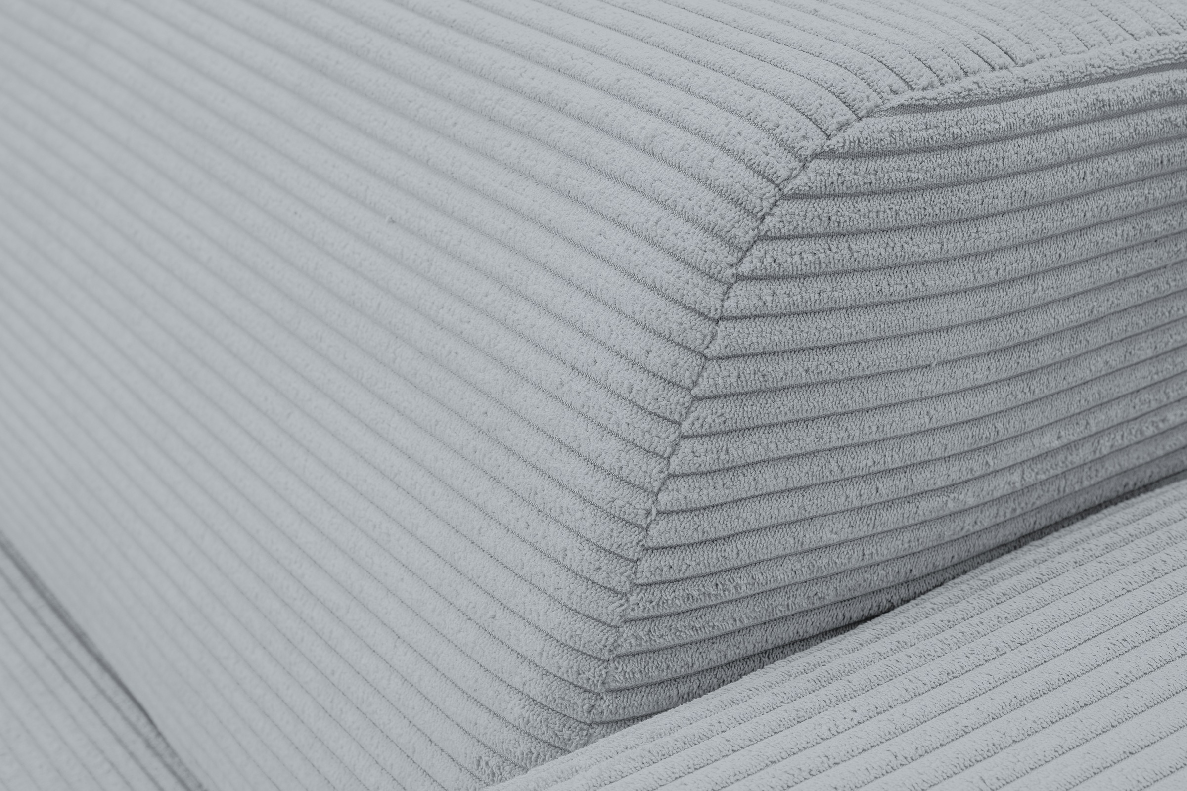 WERK2 Ecksofa »Zeus-M, tolles Sofa mit schönen Details, L-Form«, Curvy Trend Garnitur, urbane Optik, komfortable Wellenunterfederung