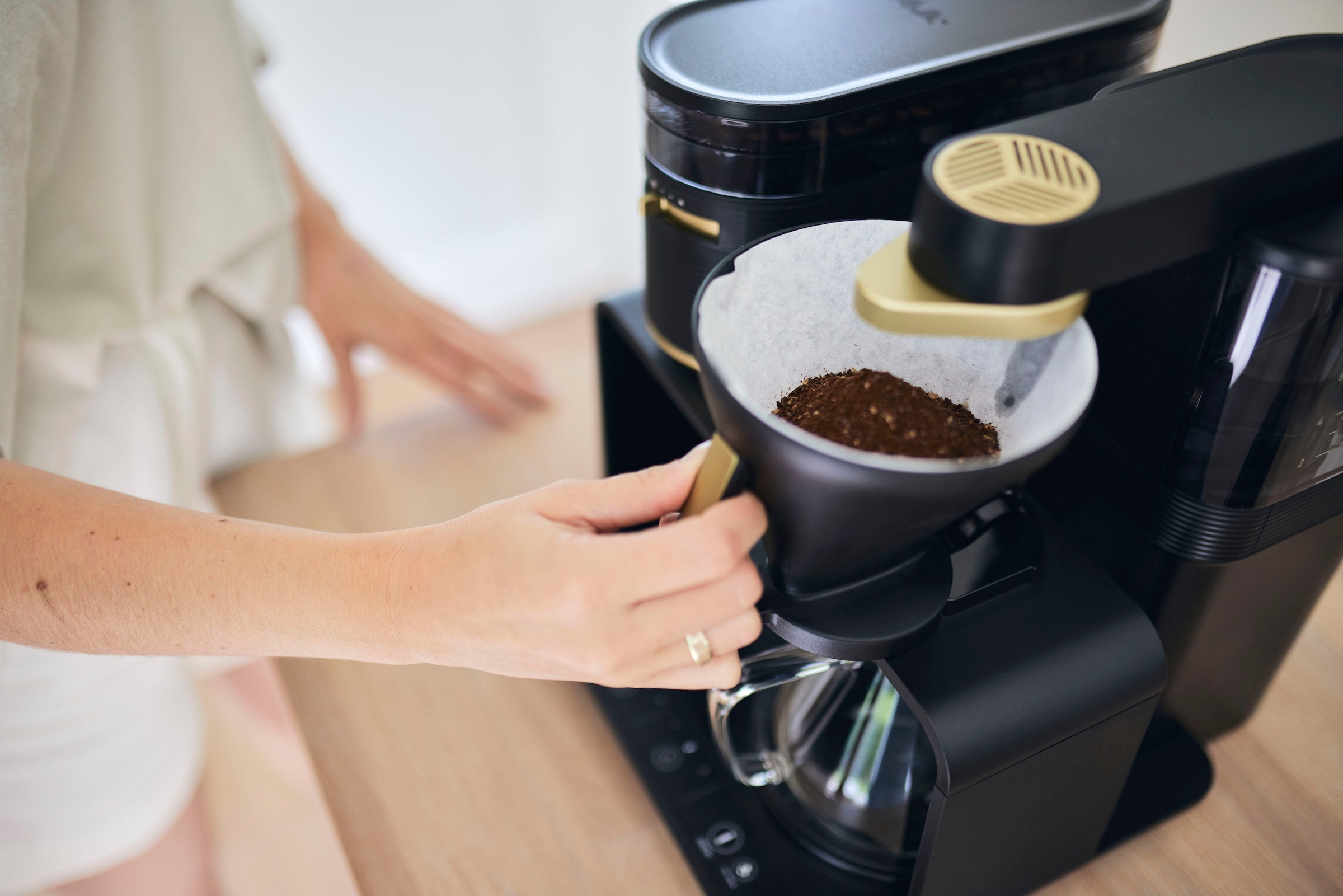 Melitta Kaffeemaschine mit Mahlwerk 1 Kaffeekanne, l 360°rotierender Wasserauslauf Schwarz/Gold, Papierfilter, »EPOS® 1024-04«, | 1x4, BAUR