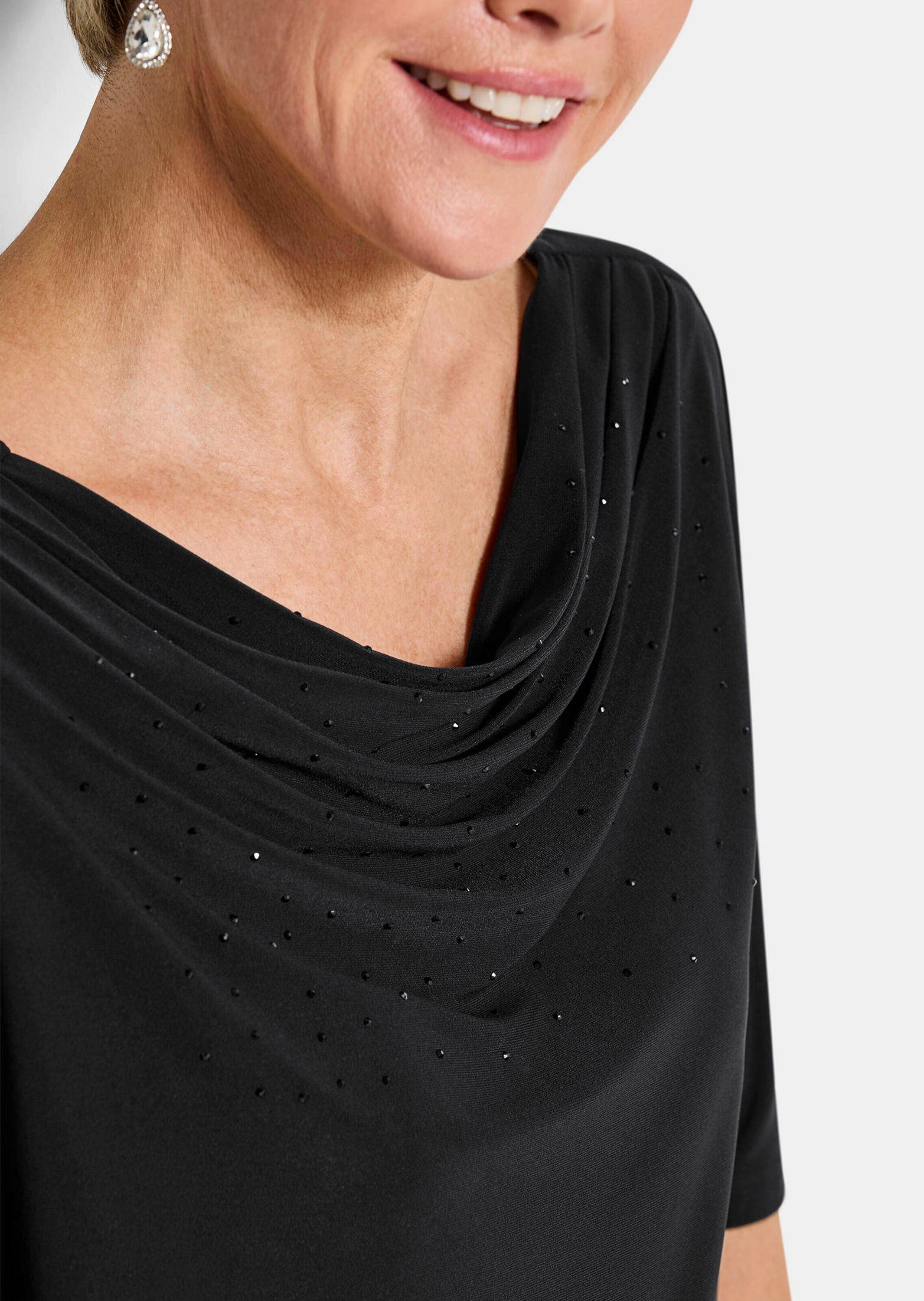 GOLDNER Kurzarmshirt »Jerseyshirt mit Glitzersteinen« Ton in Ton Hotfix am Wasserfallausschnitt