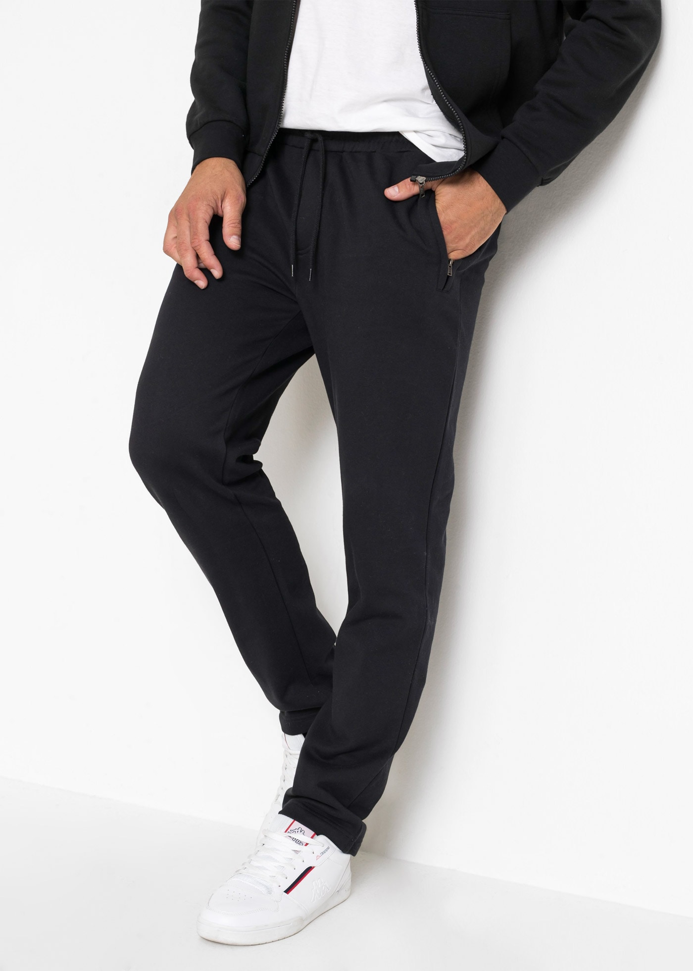 bonprix Jogginghose aus Baumwolle und Polyester, Regular Fit, mit Reißverschlusstaschen