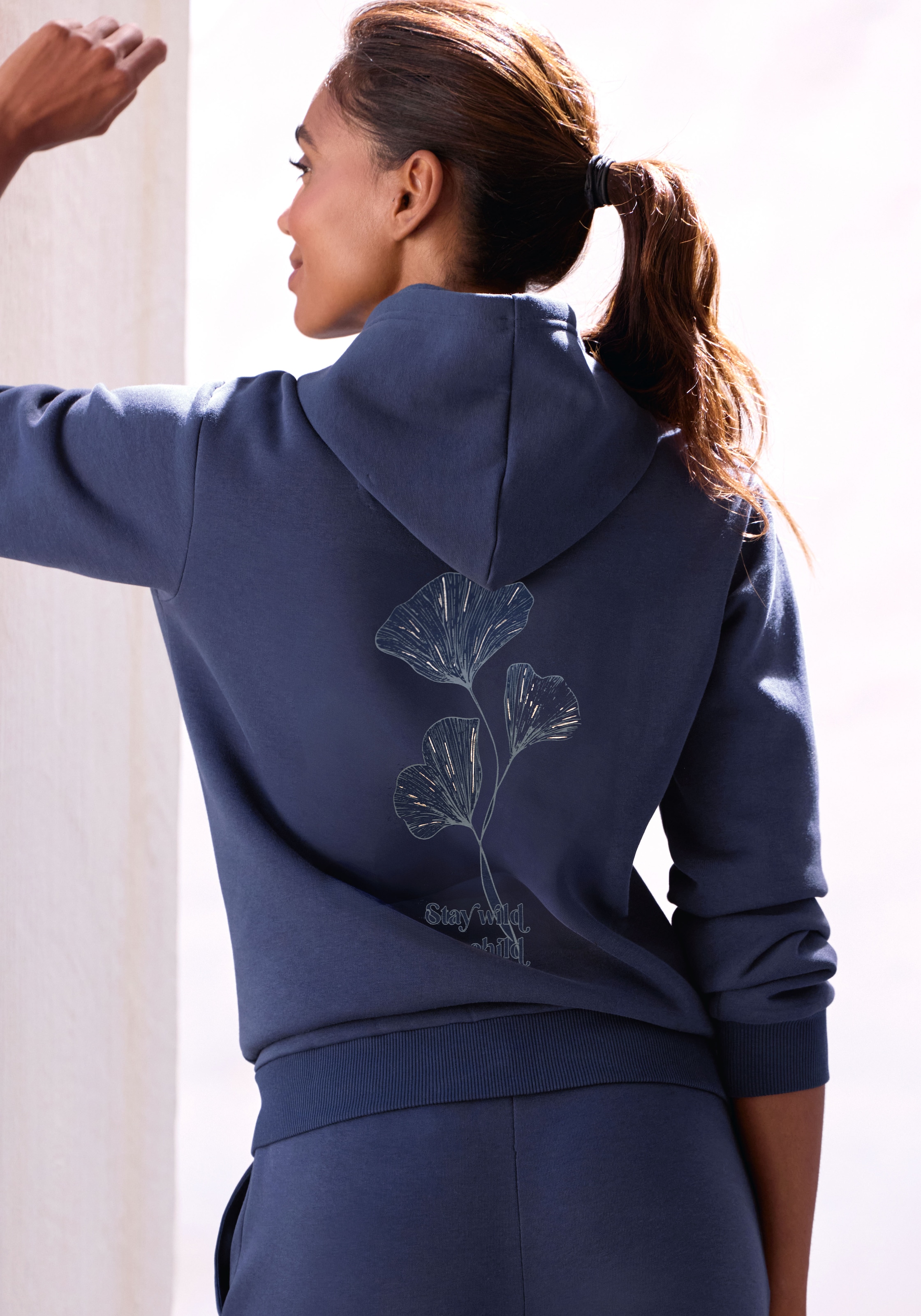 LASCANA Kapuzenpullover mit glänzendem Druck, Loungewear günstig online kaufen