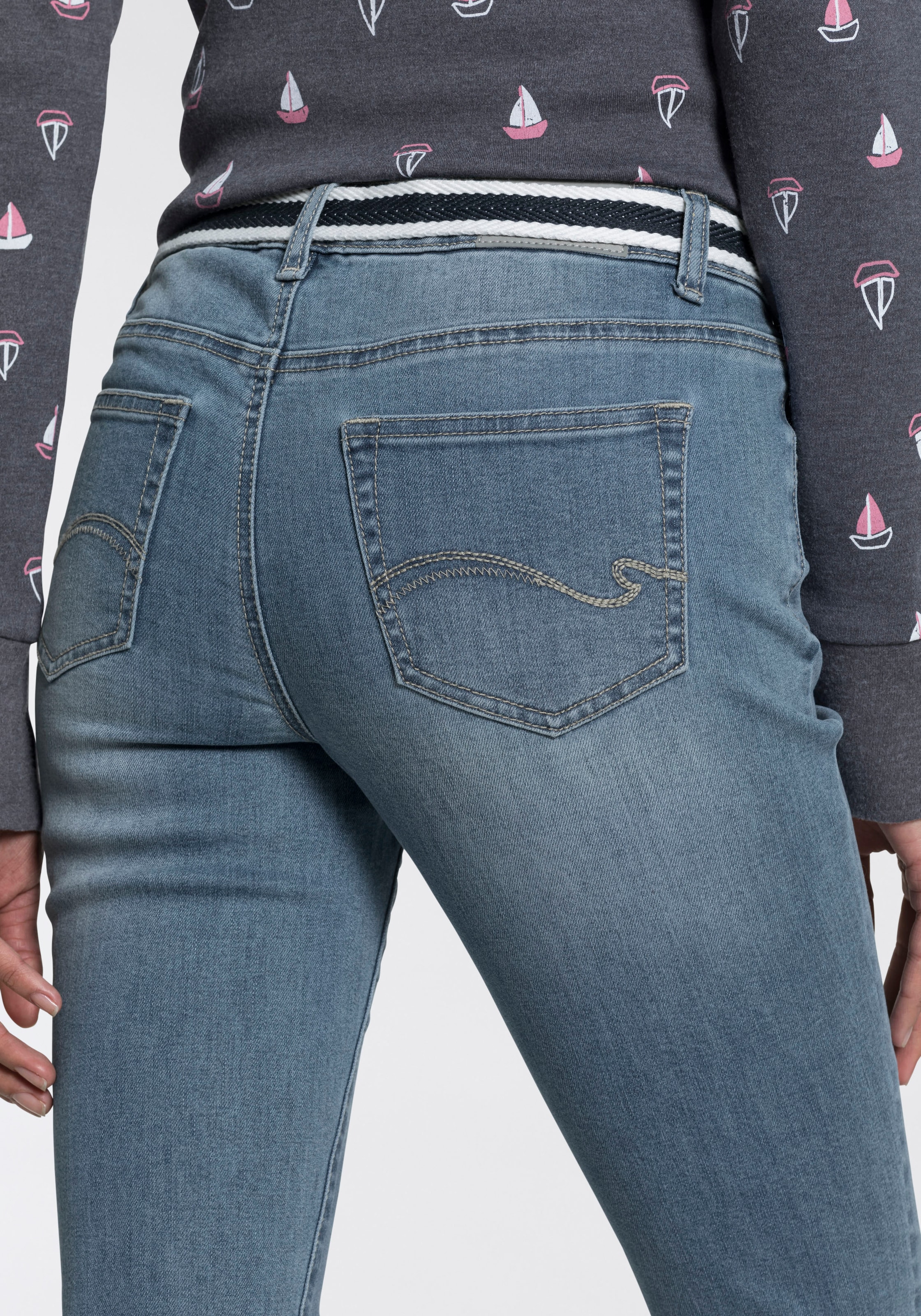 KangaROOS Caprijeans »CAPRI-JEANS mit Gürtel«, (Set, mit abnehmbarem Gürtel), mit passendem Gürtel