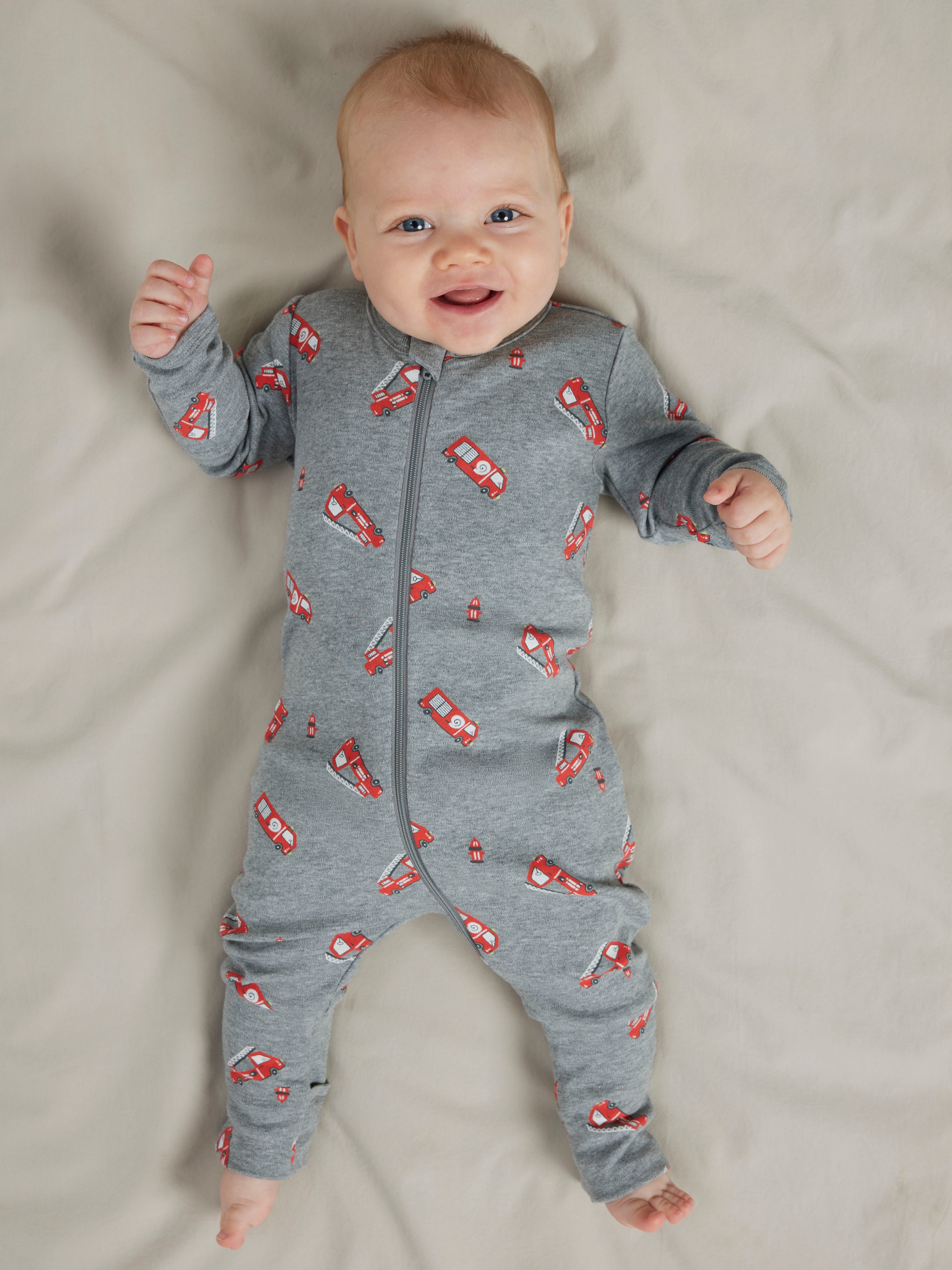 Name It Schlafanzug »NBMNIGHTSUIT 2P ZIP FF FIRETRUCK NOOS« Packung, 2 tlg. aus Baumwolle, bequeme Passform, mit Reißverschluss und Kinnschutz