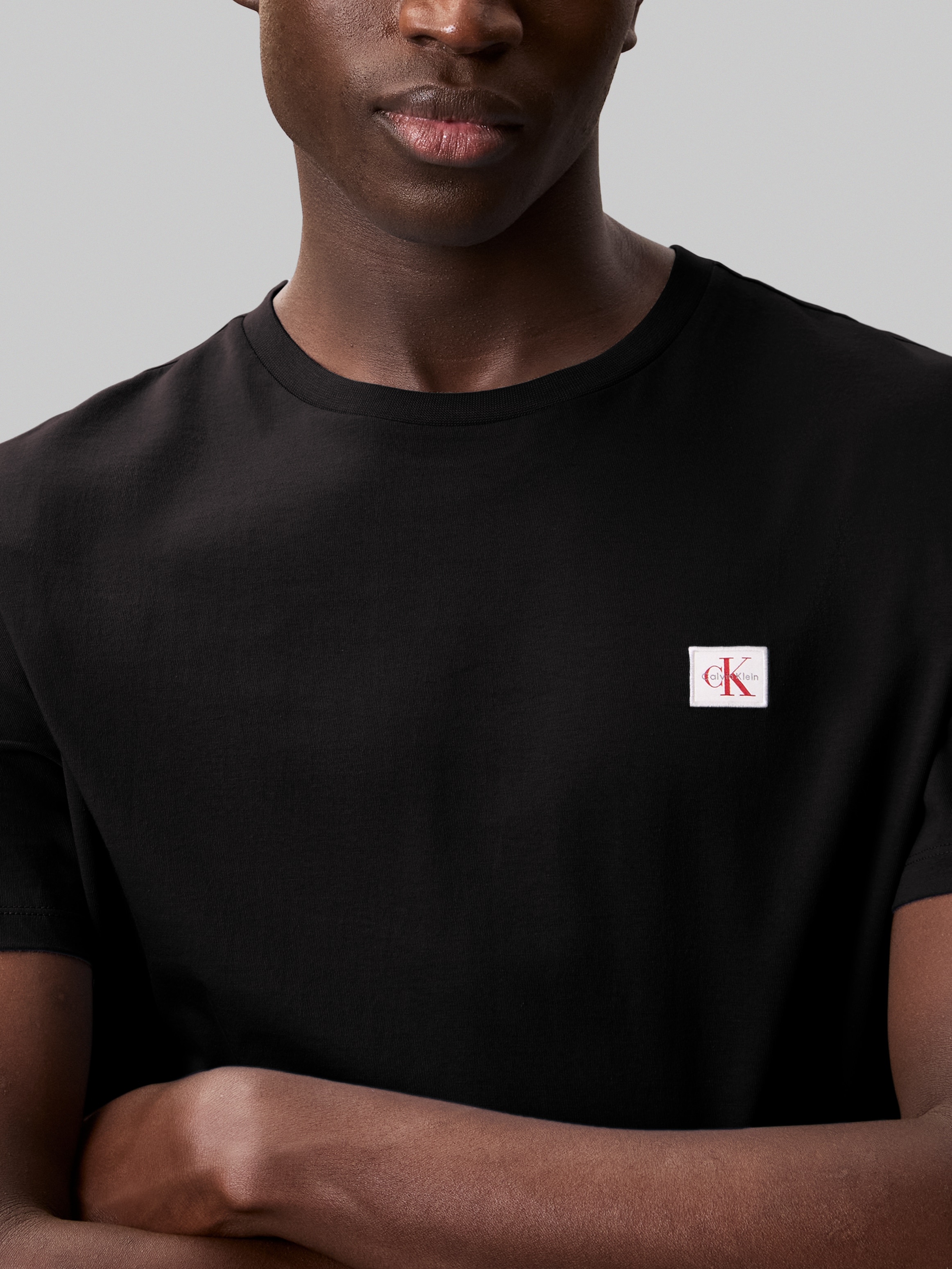 Calvin Klein Jeans T-Shirt »SS BADGE TEE 2 PACK«, (Packung, 2er-Pack), Mit Rundhalsausschnitt