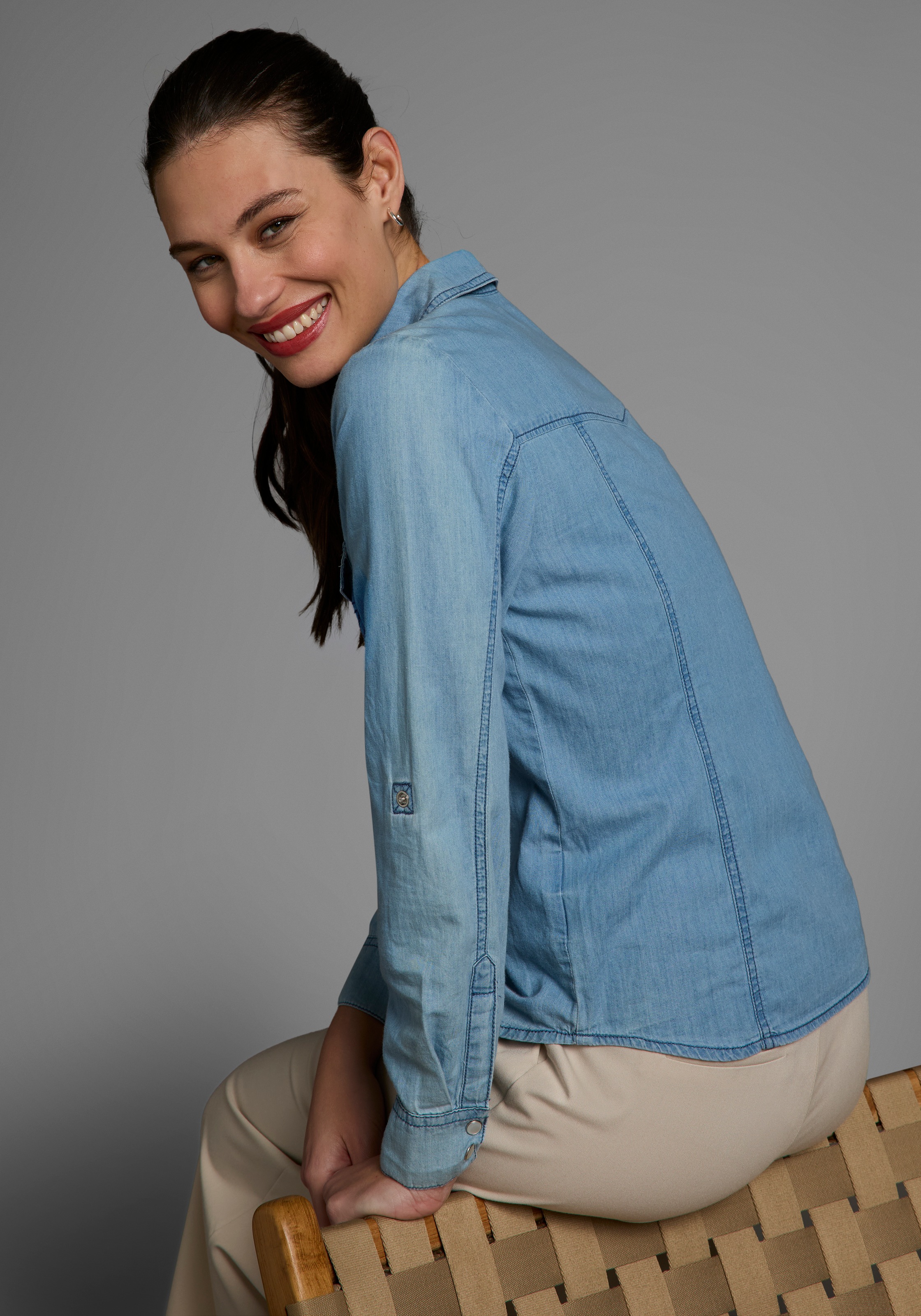 Jeansbluse ARIZONA "mit Druckknöpfen in Perlmuttoptik", Damen, Gr. 40, blau (bleached), Jeans, Obermaterial: 100% Baumwolle, unifarben, Basic, figurbetont, mit Druckknöpfen, Blusen Jeansbluse, und Krempelärmeln 2