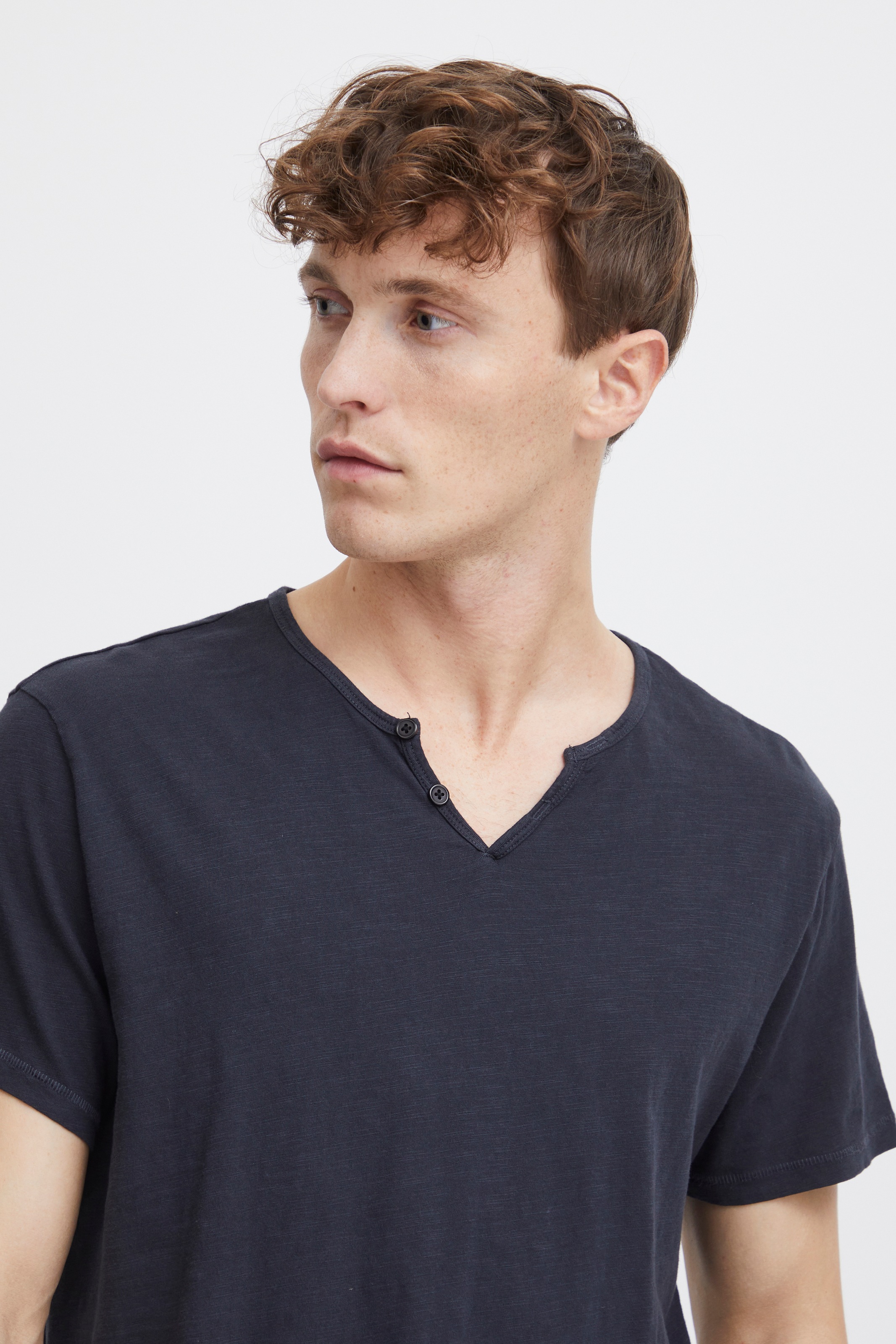 Blend T-Shirt »BHAshton split neck tee«, mit Deko-Knopfdetail am Ausschnitt
