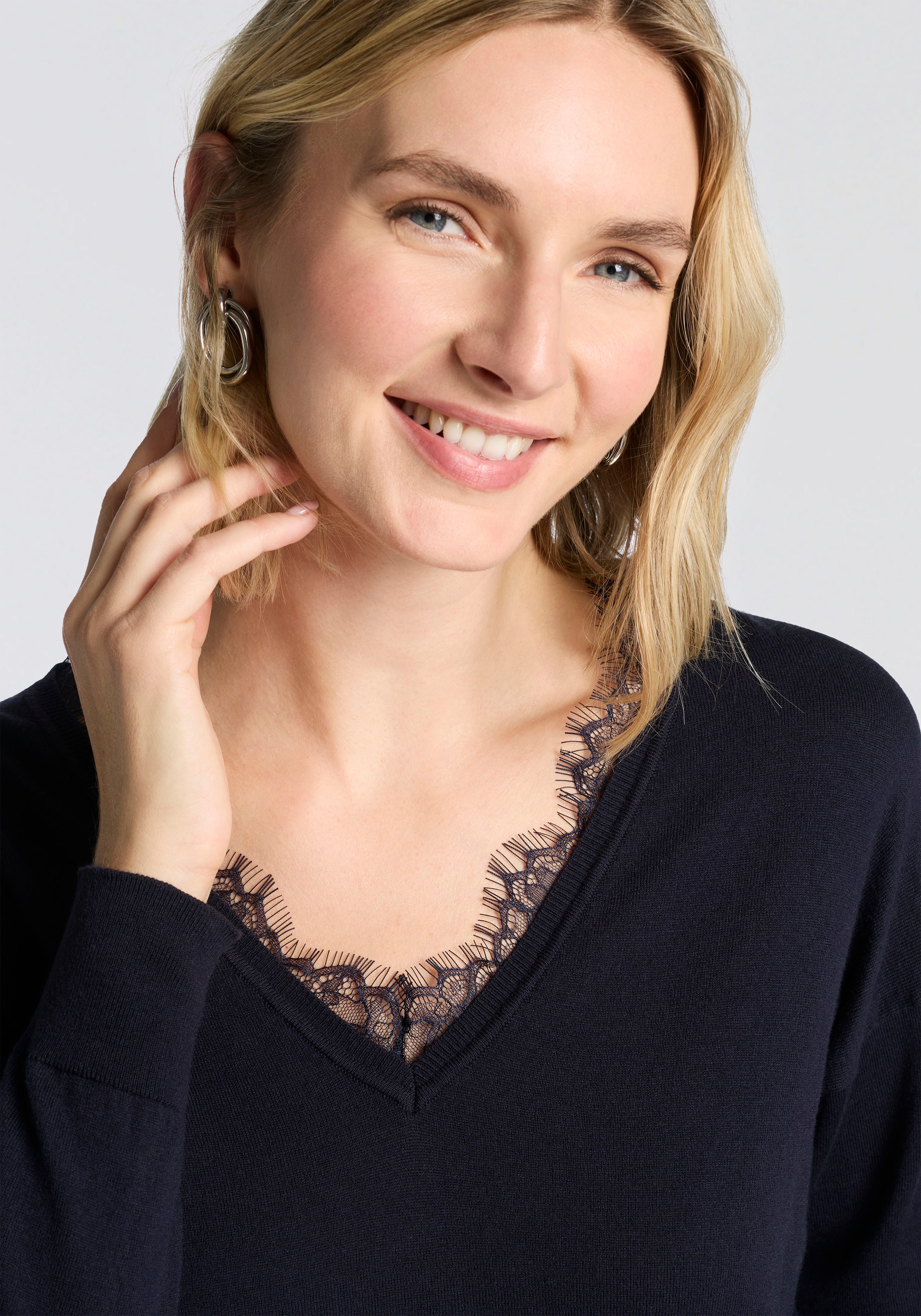 BOSS ORANGE Strickpullover »Fettuccini Premium Damenmode«, V-Ausschnitt mit Spitzendetails