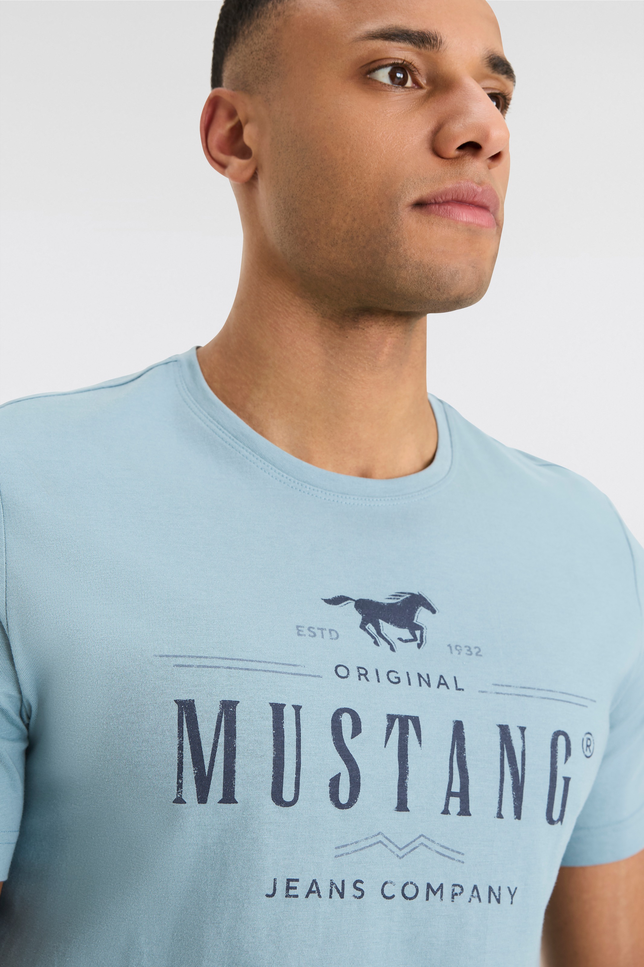 Thumbnail - MUSTANG T-Shirt "MU Style Alex C Print" aus Baumwolle