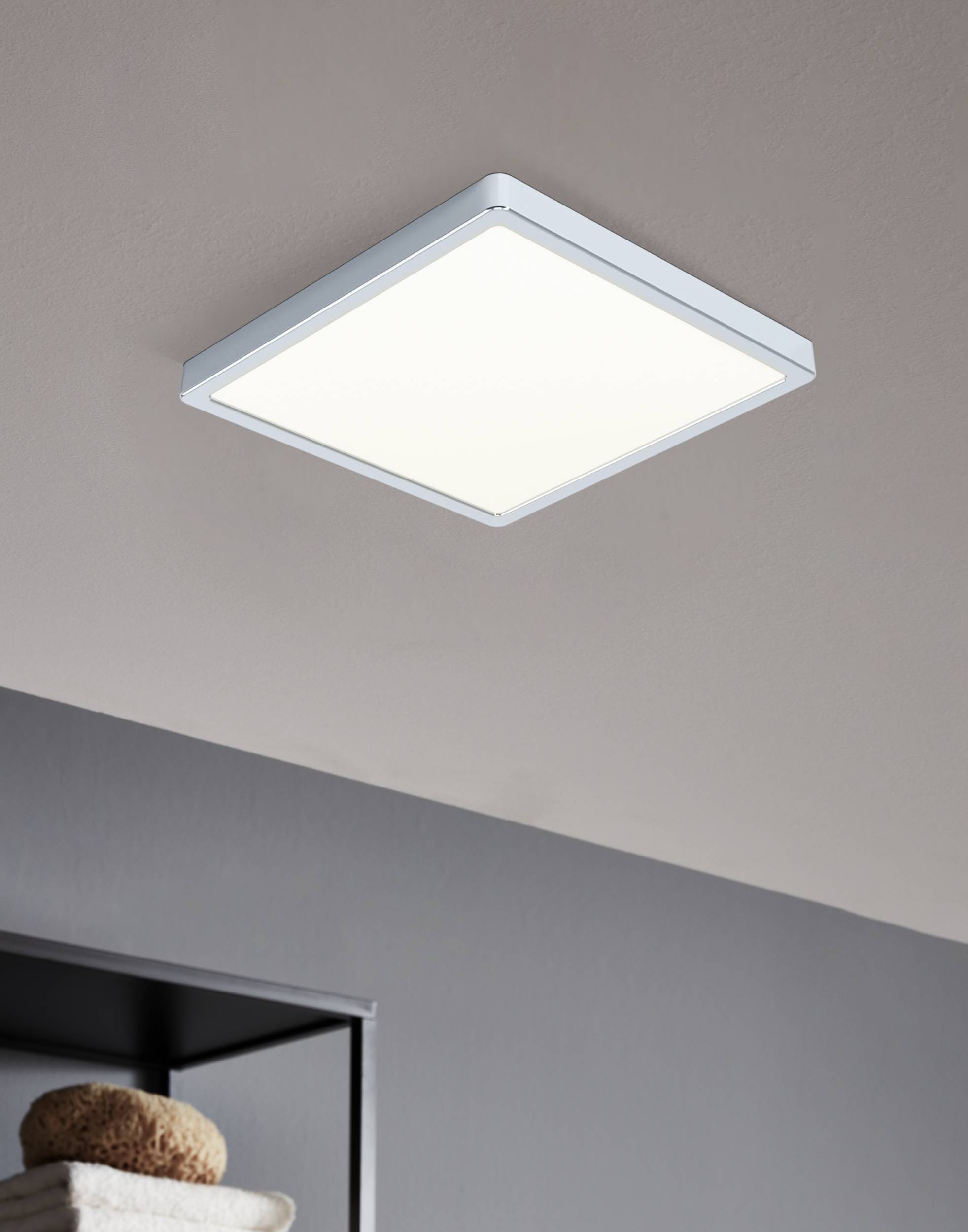 EGLO Aufbauleuchte »Fueva 5 Deckenlampe, Badlampe, Stahl und Kunststoff, chrom, weiß, IP44« LED-Modul 1 Stk. Warmweiß Ø 28,5 cm,  Aufbauleuchte, Bad-Deckenlampe, LED Aufbaulampe, IP44