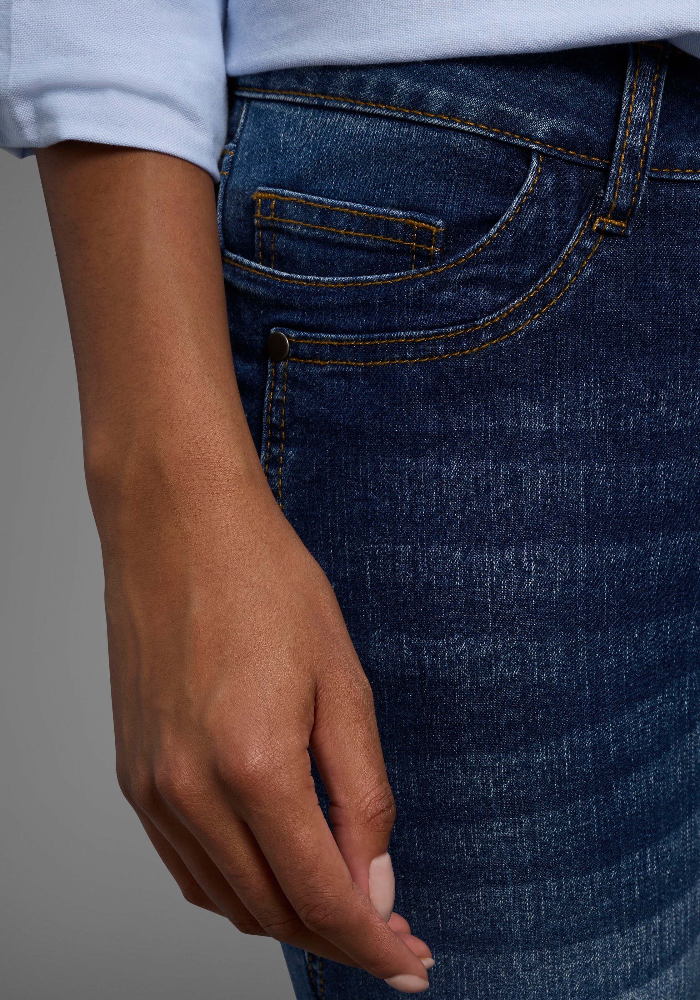 Thumbnail - Arizona 7/8-Jeans "mit Keileinsätzen" extra-enger Schnitt, Used-Look-Waschung, niedrige Leibhöhe