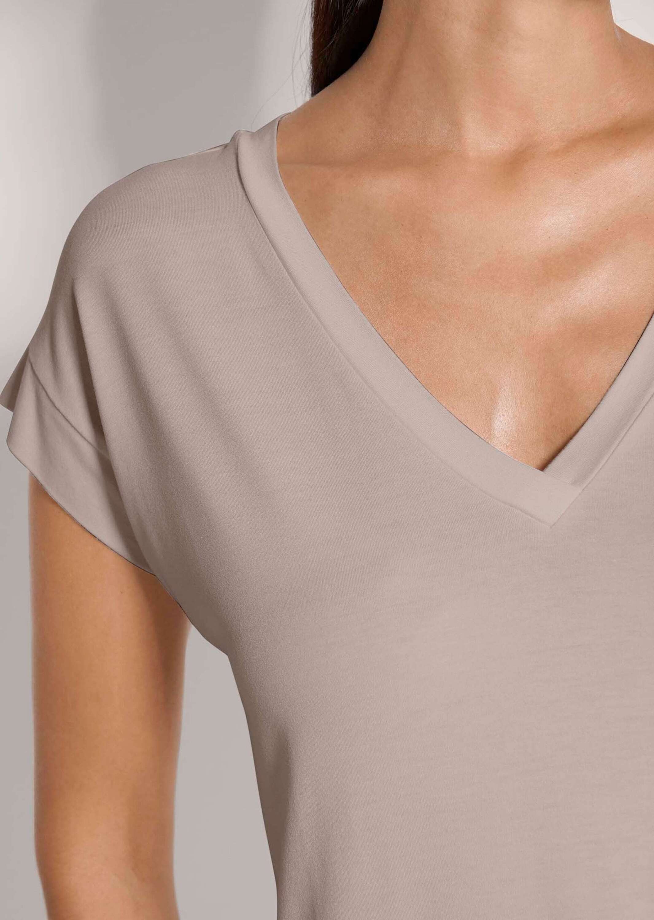 MADELEINE Kurzarmshirt »Shirt Zeitloses Blusenshirt mit V-Ausschnitt«