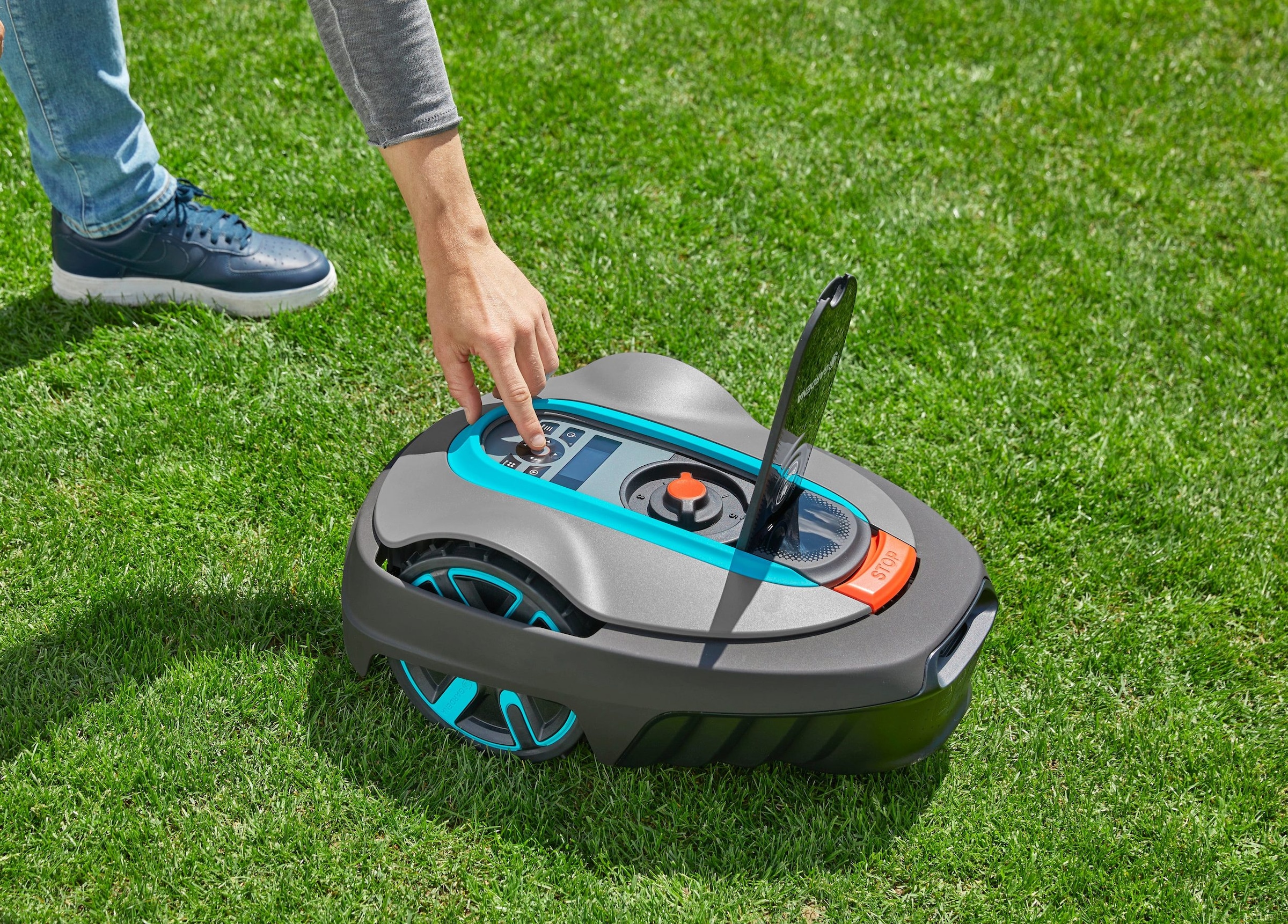 GARDENA Rasenmähroboter »»smart SILENO city« 400 m² inkl. Garage«, (Set), mit KI Technologie, Silent Mode, ideal auch bei schmalste Passagen