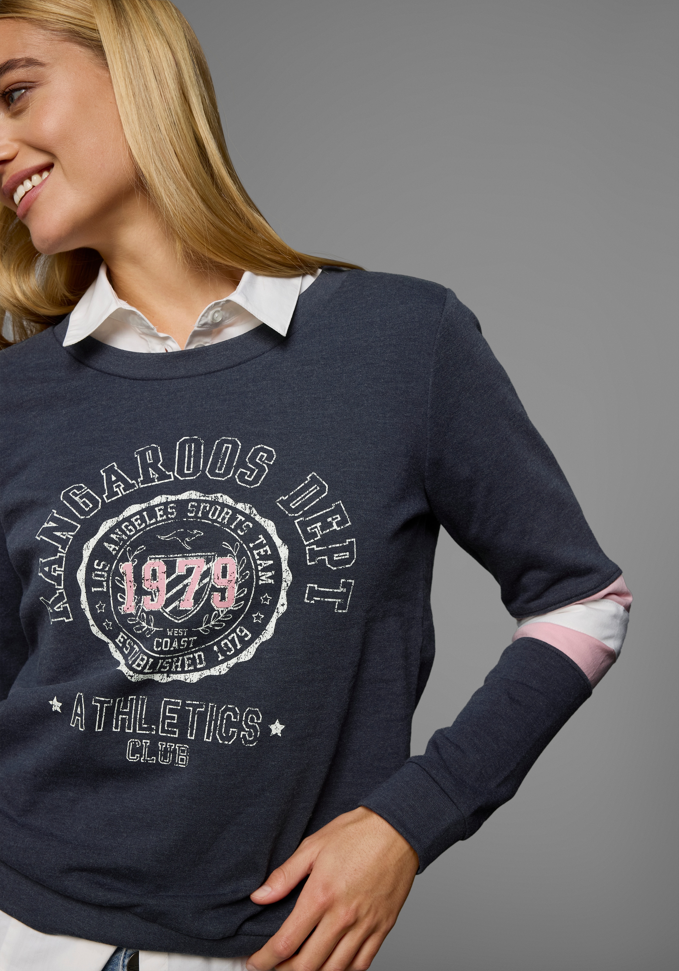 KangaROOS Sweatshirt, Langarm, figurumschmeichelnde Passform, bedruckte Optik