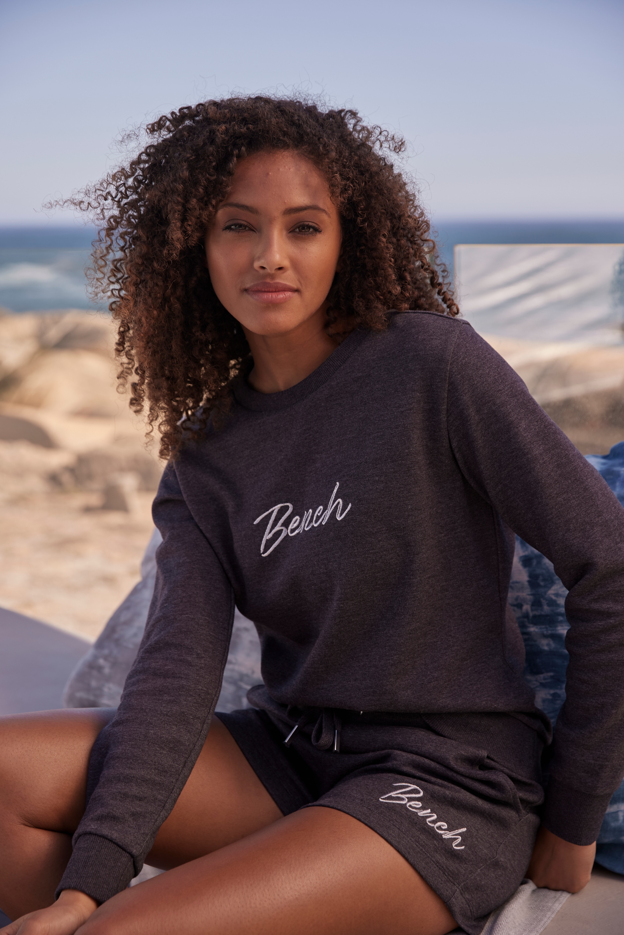 Bench. Loungewear Relaxshorts, mit kleiner glänzenden Logostickerei, Loungewear