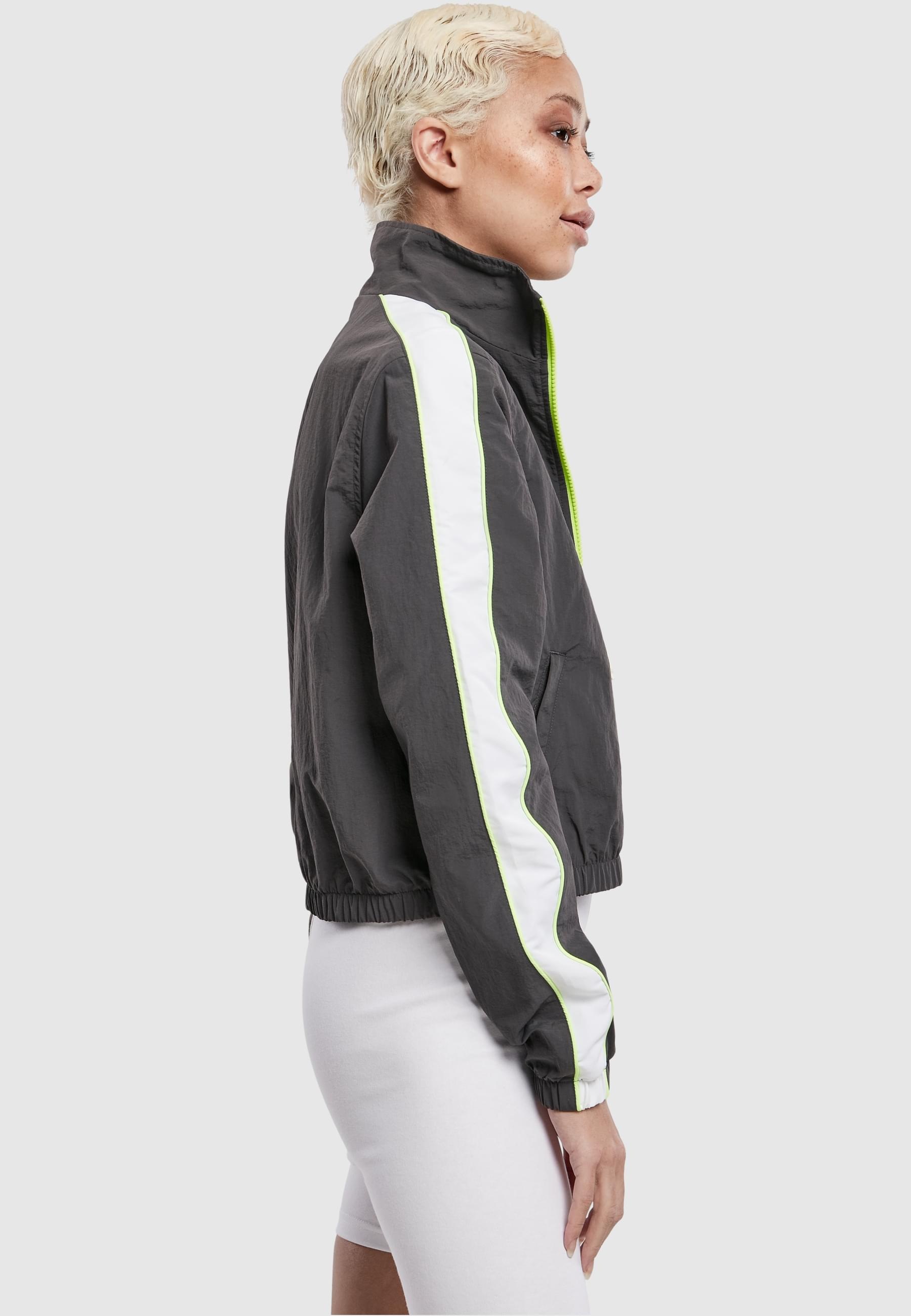 URBAN CLASSICS Allwetterjacke »Urban Classics Damen Ladies Short Piped Track Jacket«, (1 St.), ohne Kapuze