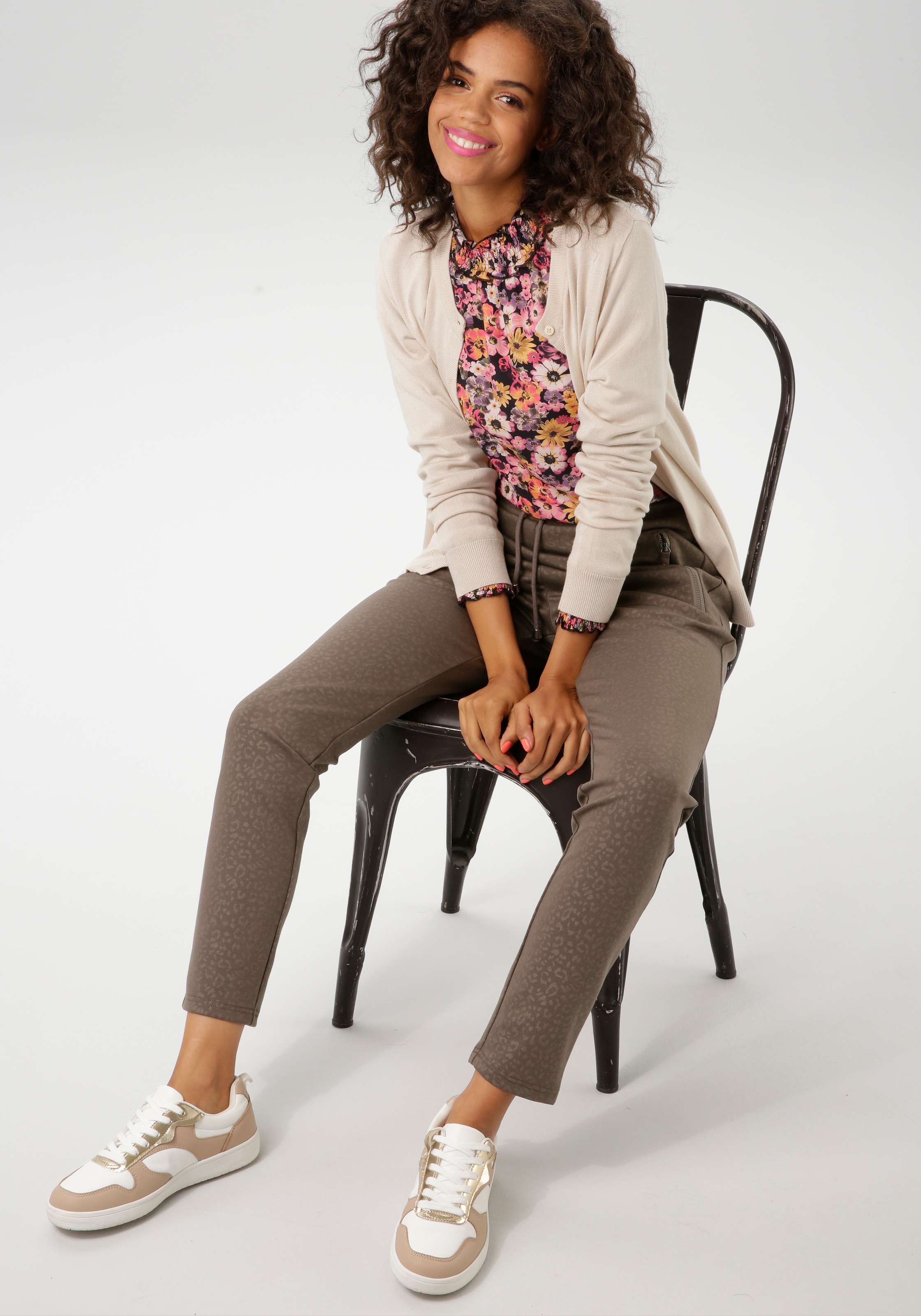Aniston CASUAL Schlupfbluse, mit romantischen, farbenfrohen Blüten bedruckt - NEUE KOLLEKTION