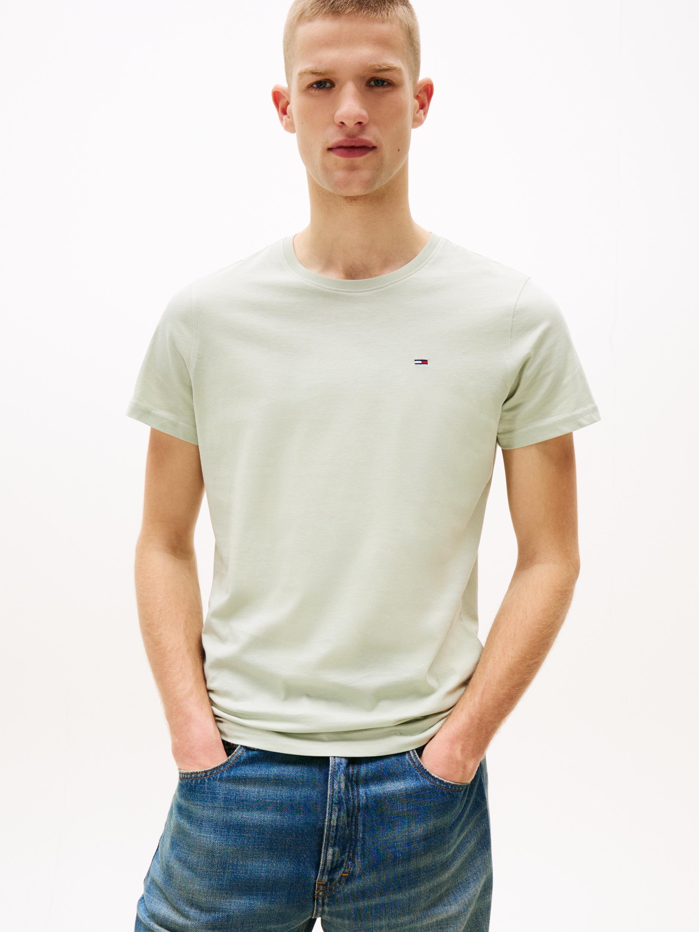 Tommy Jeans T-Shirt "TJM ESSENTIAL SOLID" mit Rundhalsausschnitt und dezenter Logo-Flag